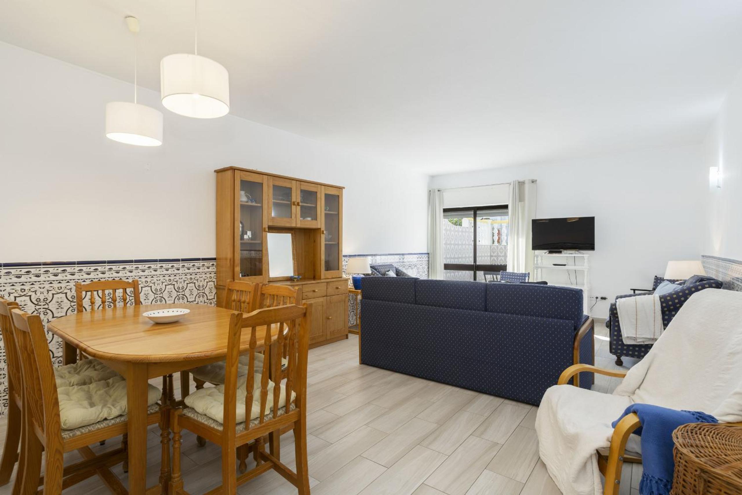 Areias de São João 2BR Apartment - Shared Pool & Terrace, by Hopstays