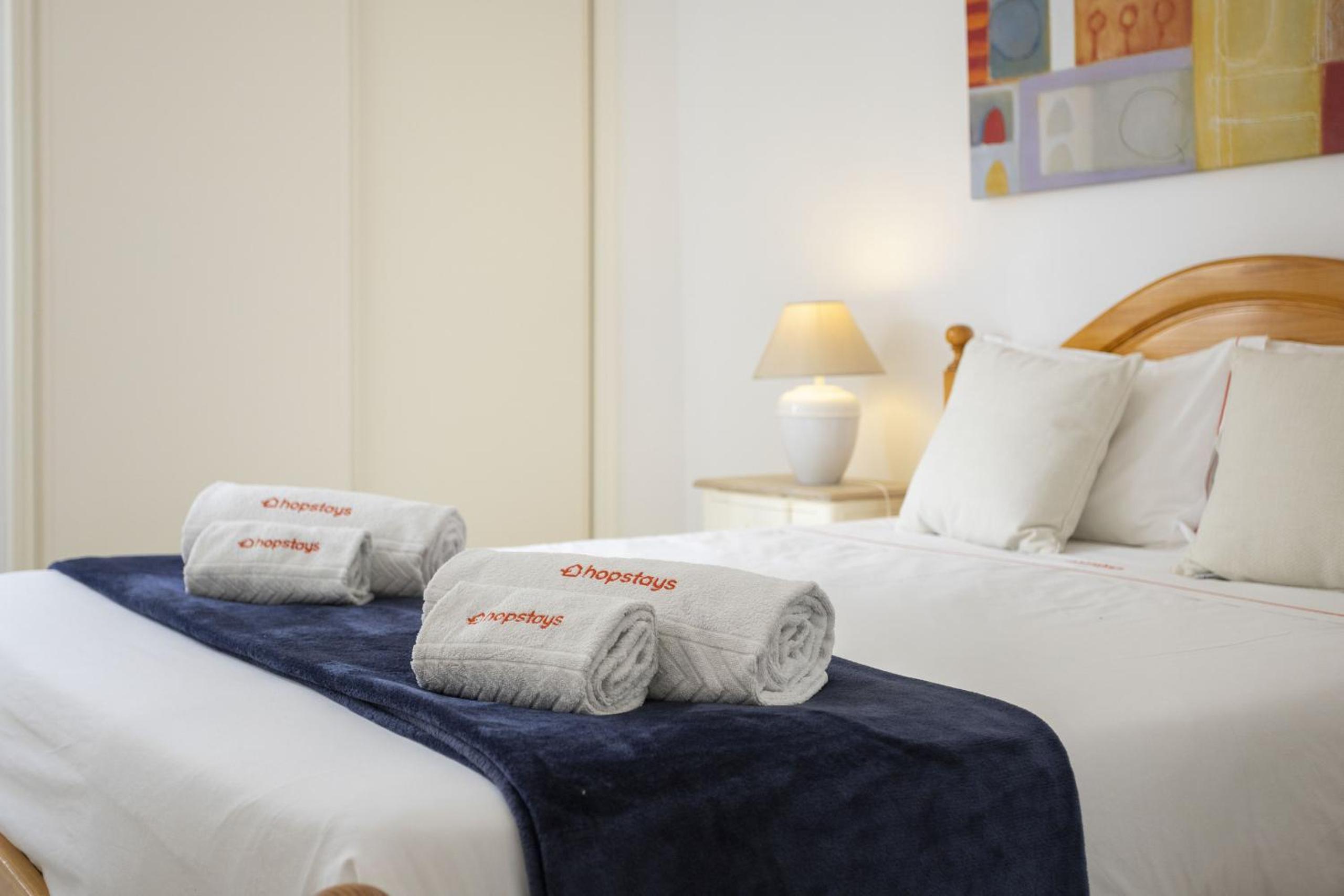 Areias de São João 2BR Apartment - Shared Pool & Terrace, by Hopstays