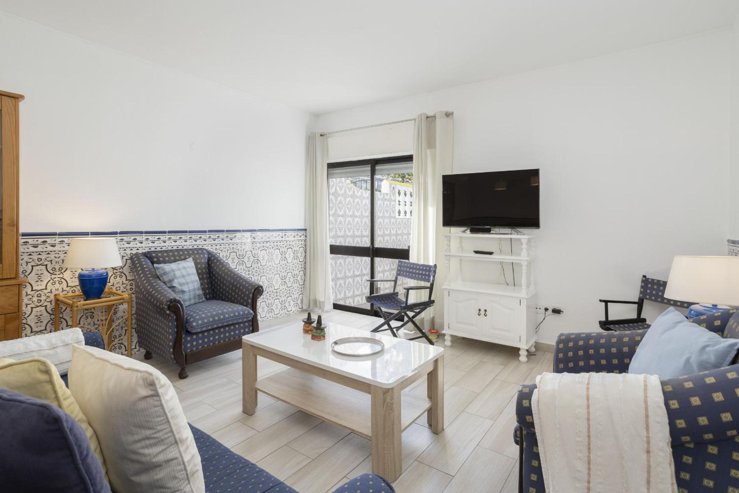 Areias de São João 2BR Apartment - Shared Pool & Terrace, by Hopstays
