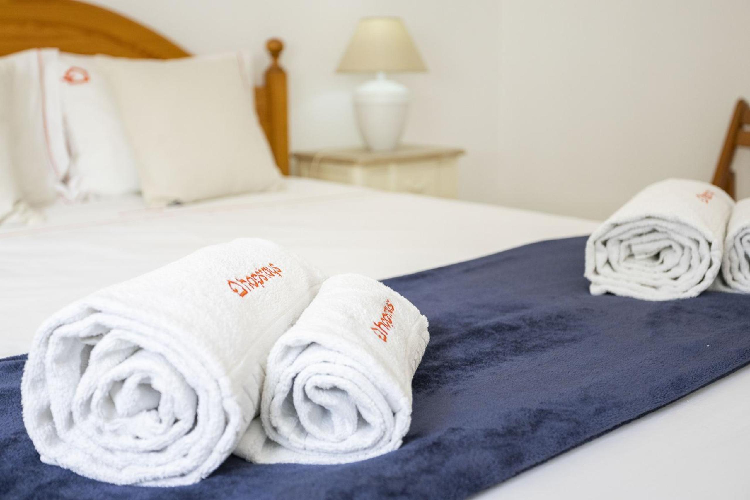 Areias de São João 2BR Apartment - Shared Pool & Terrace, by Hopstays