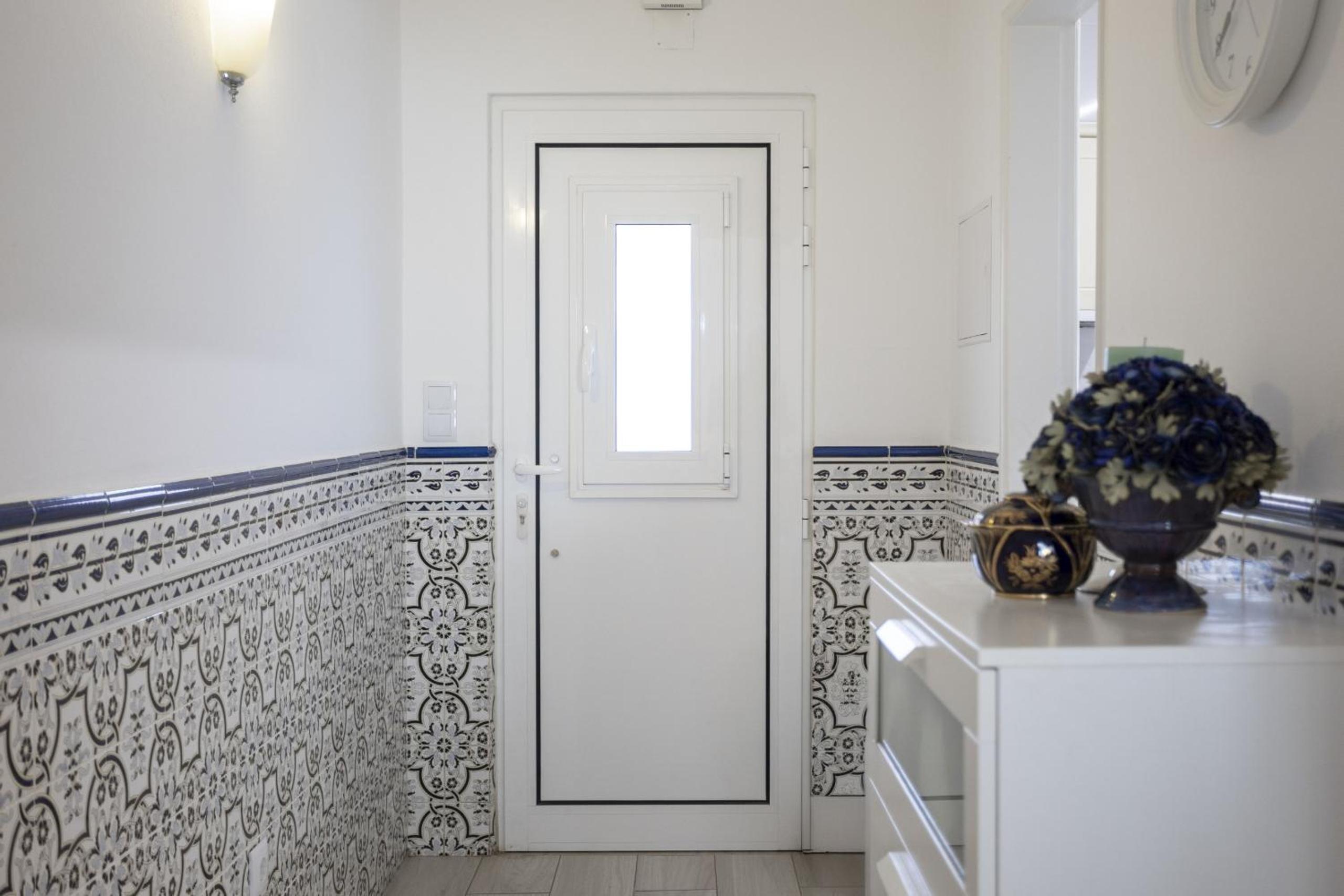 Areias de São João 2BR Apartment - Shared Pool & Terrace, by Hopstays