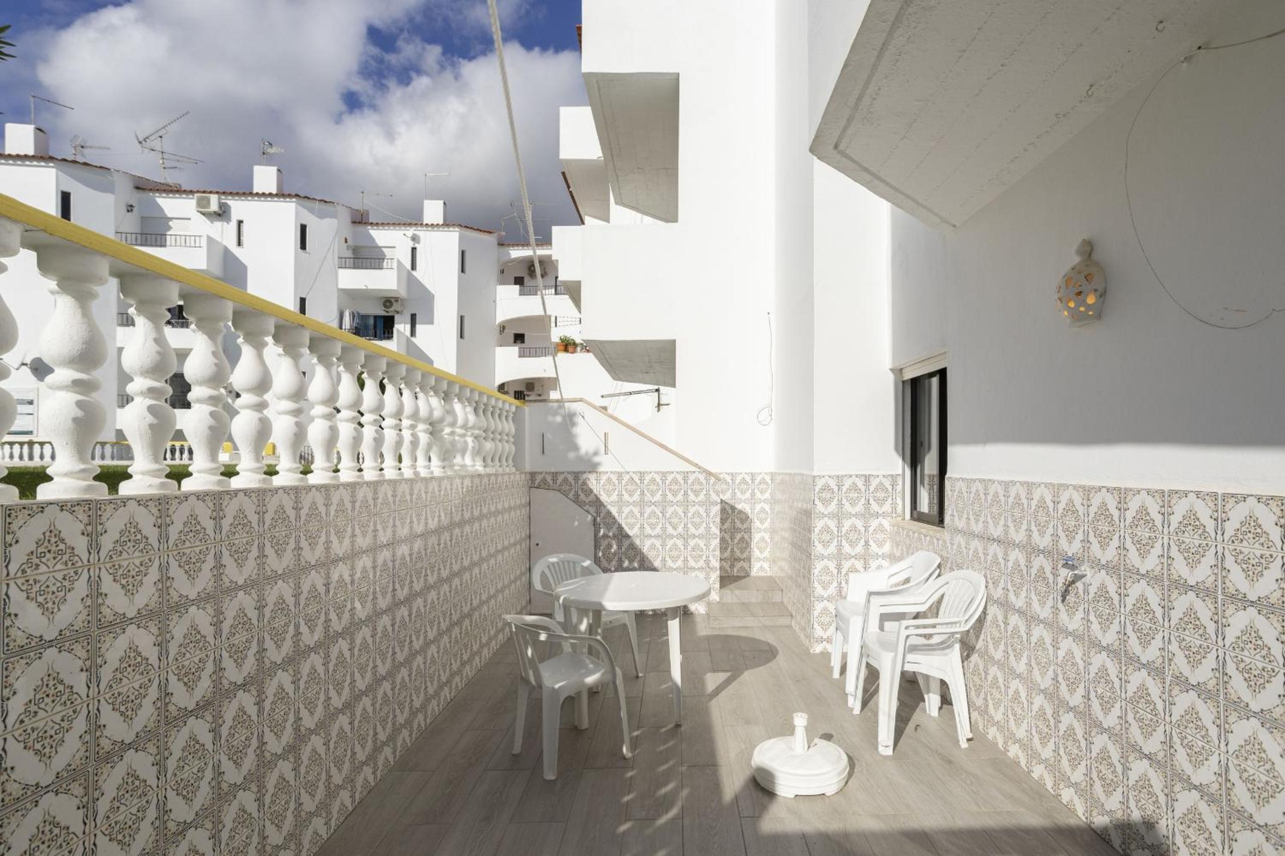 Areias de São João 2BR Apartment - Shared Pool & Terrace, by Hopstays