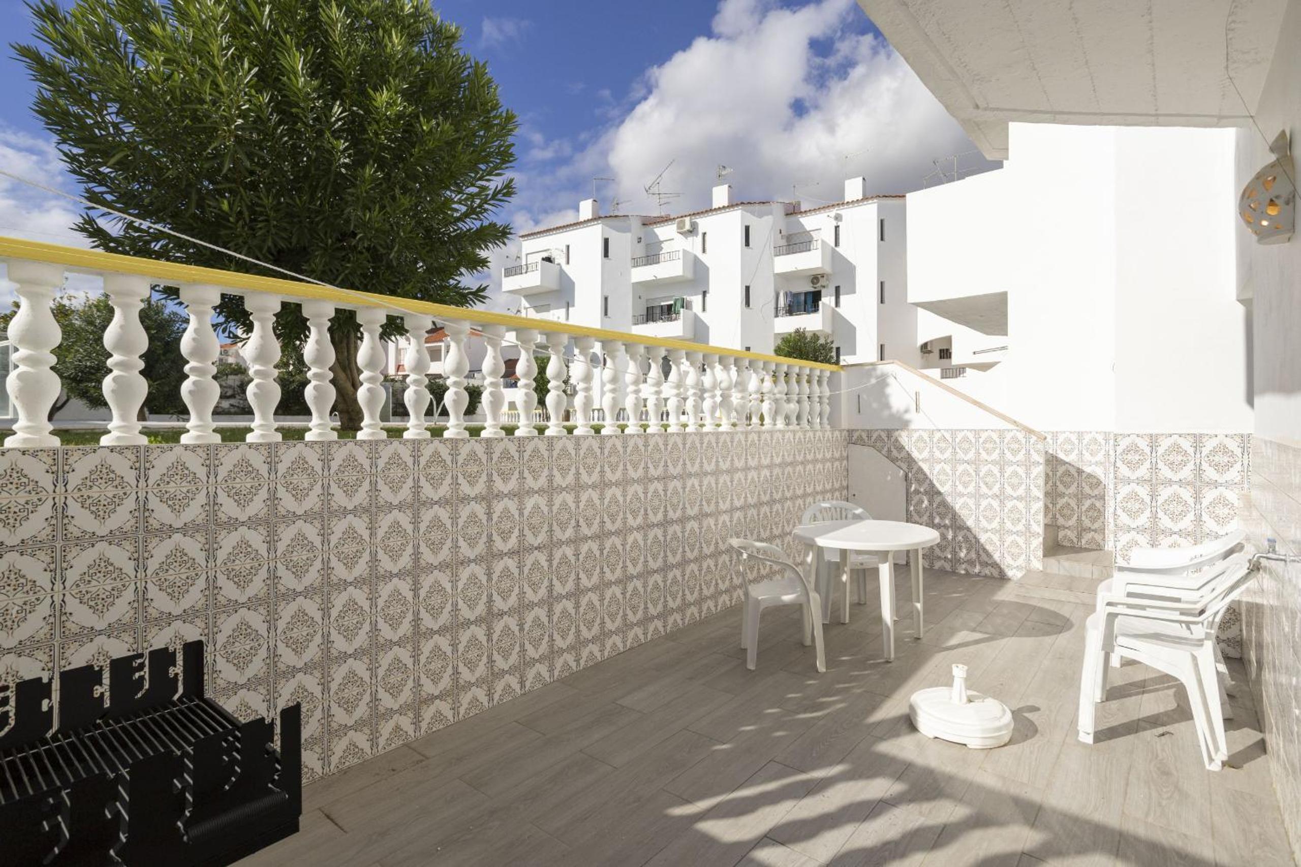 Areias de São João 2BR Apartment - Shared Pool & Terrace, by Hopstays