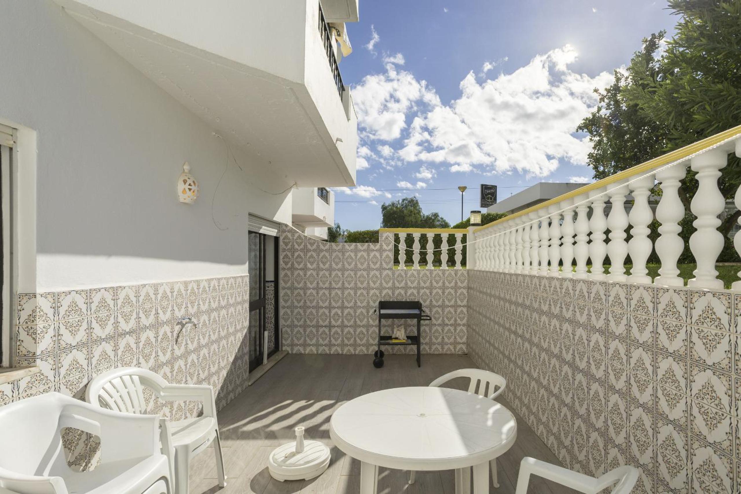 Areias de São João 2BR Apartment - Shared Pool & Terrace, by Hopstays