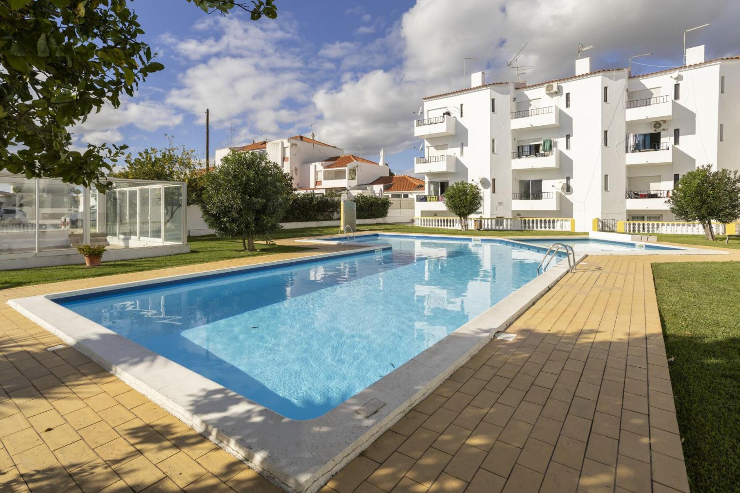 Areias de São João 2BR Apartment - Shared Pool & Terrace, by Hopstays