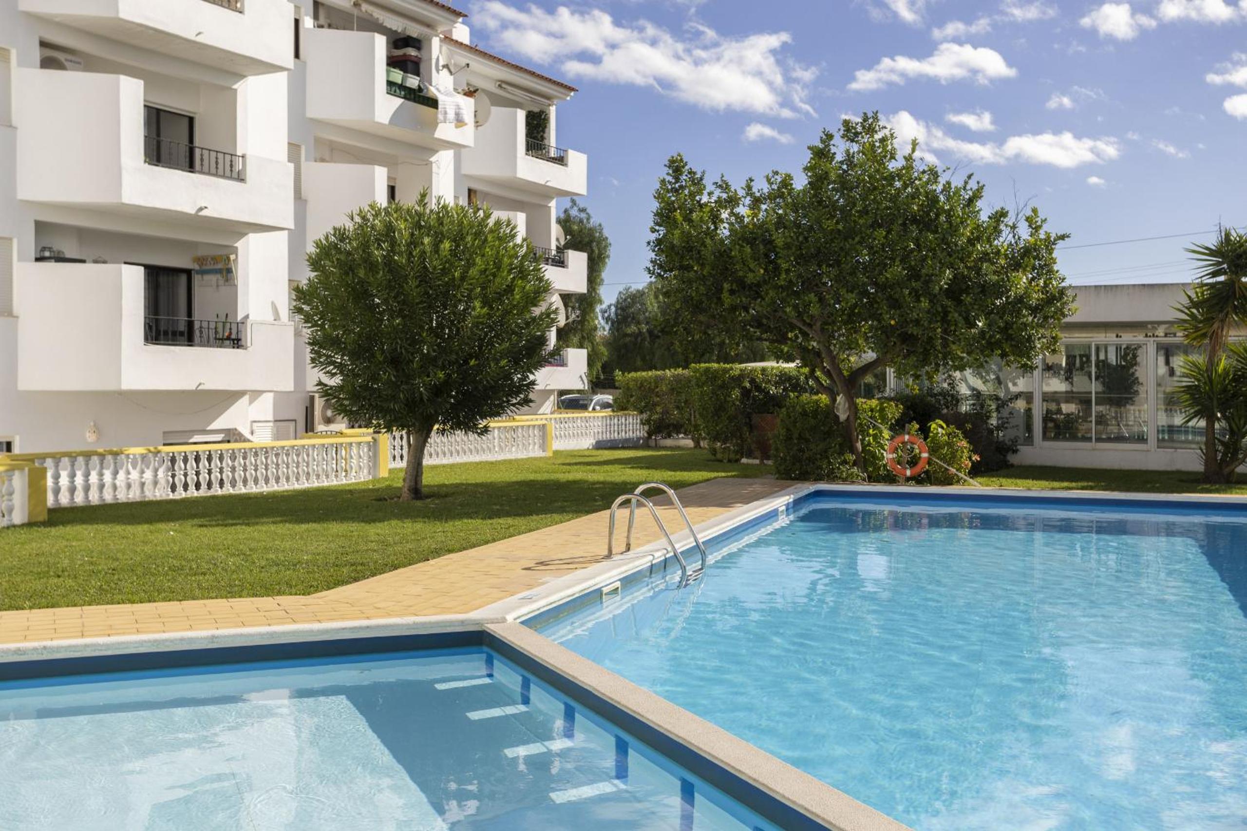 Areias de São João 2BR Apartment - Shared Pool & Terrace, by Hopstays