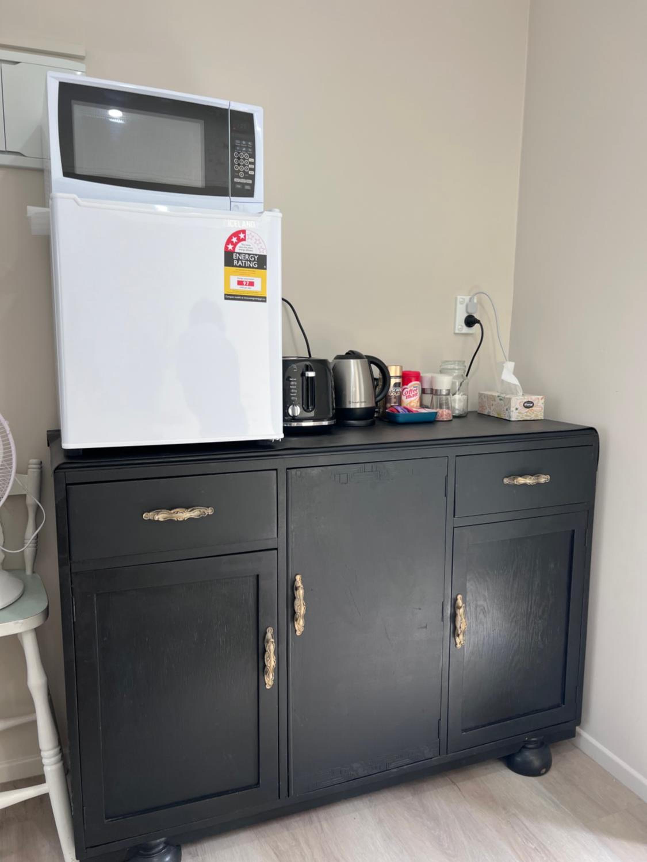 Cozy Ensuite Room with Amenities & Private Entrance
