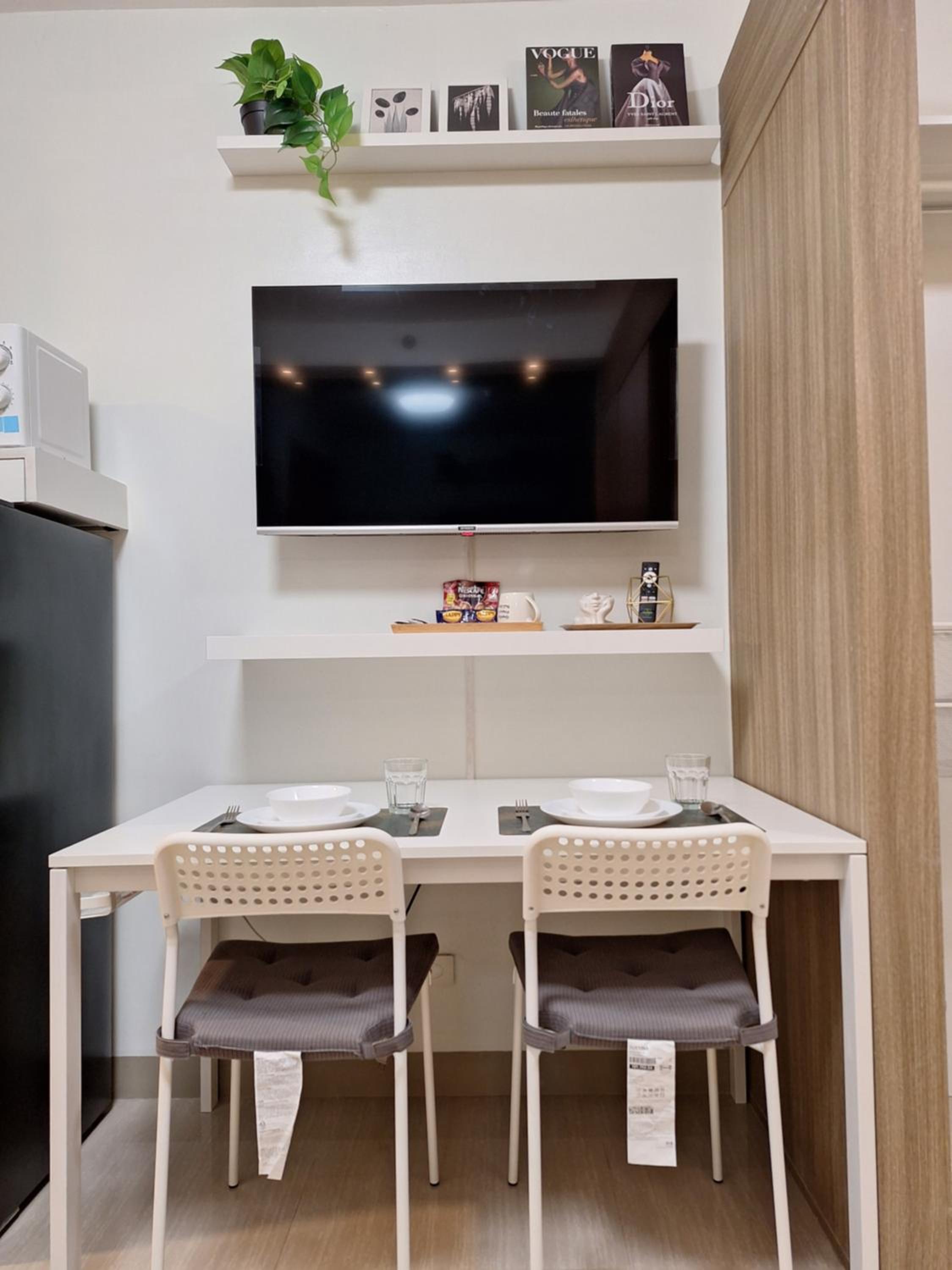 Velvet Room near MOA with a Cozy, Comfy Bed