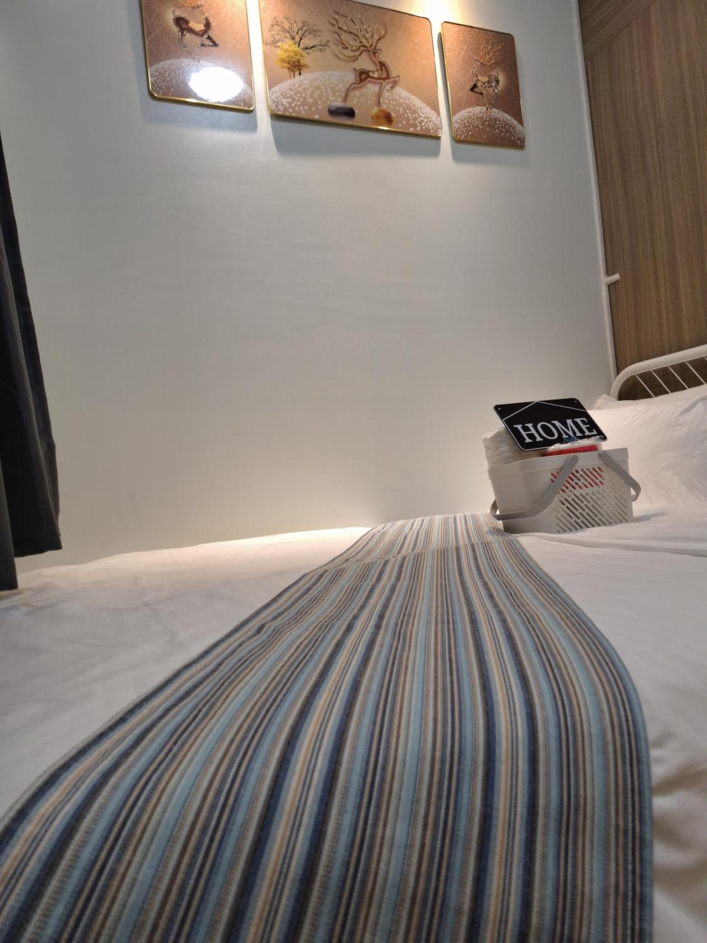 Velvet Room near MOA with a Cozy, Comfy Bed