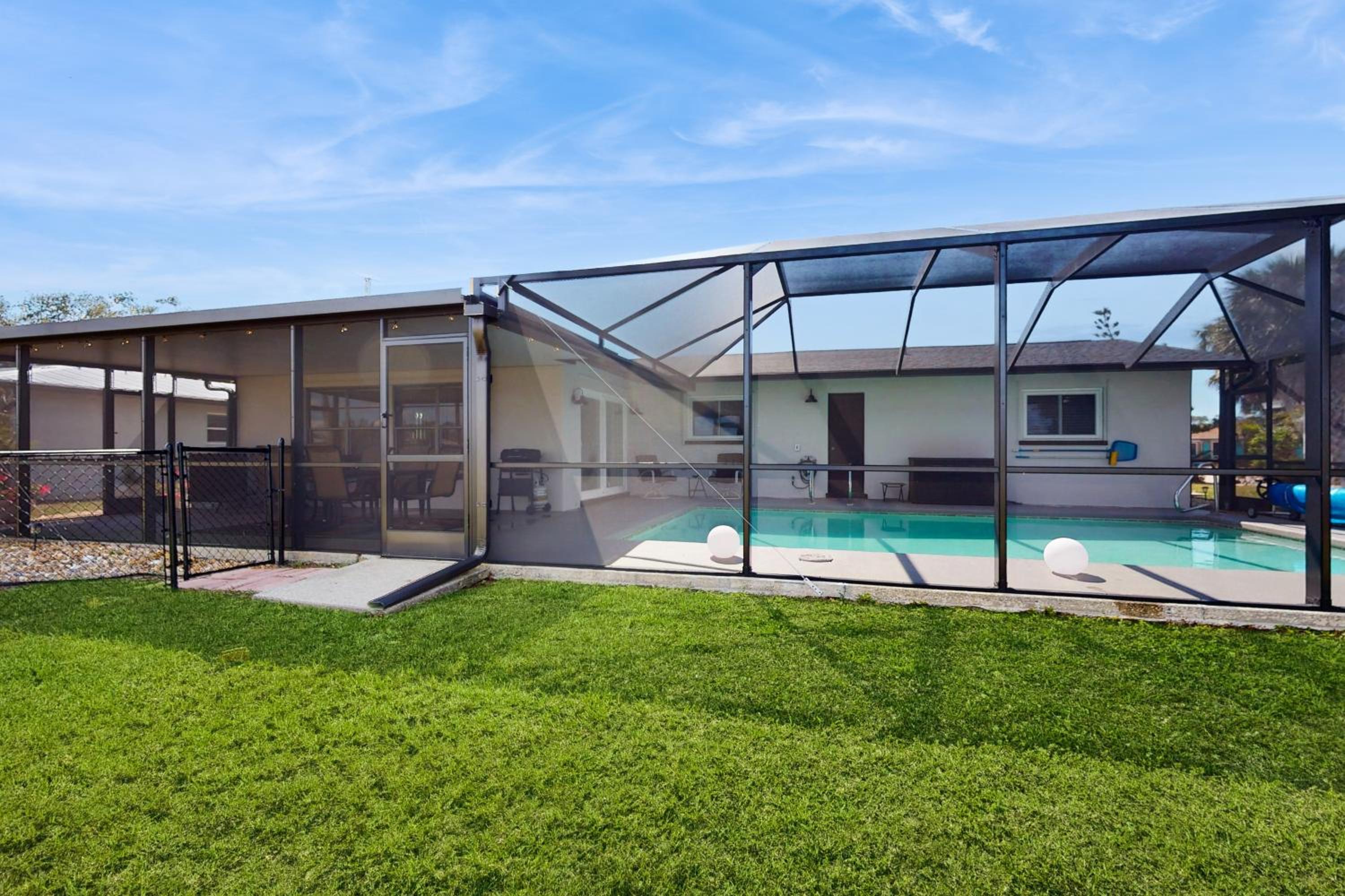 Golf Cart and Heated Pool Rotonda West Getaway!