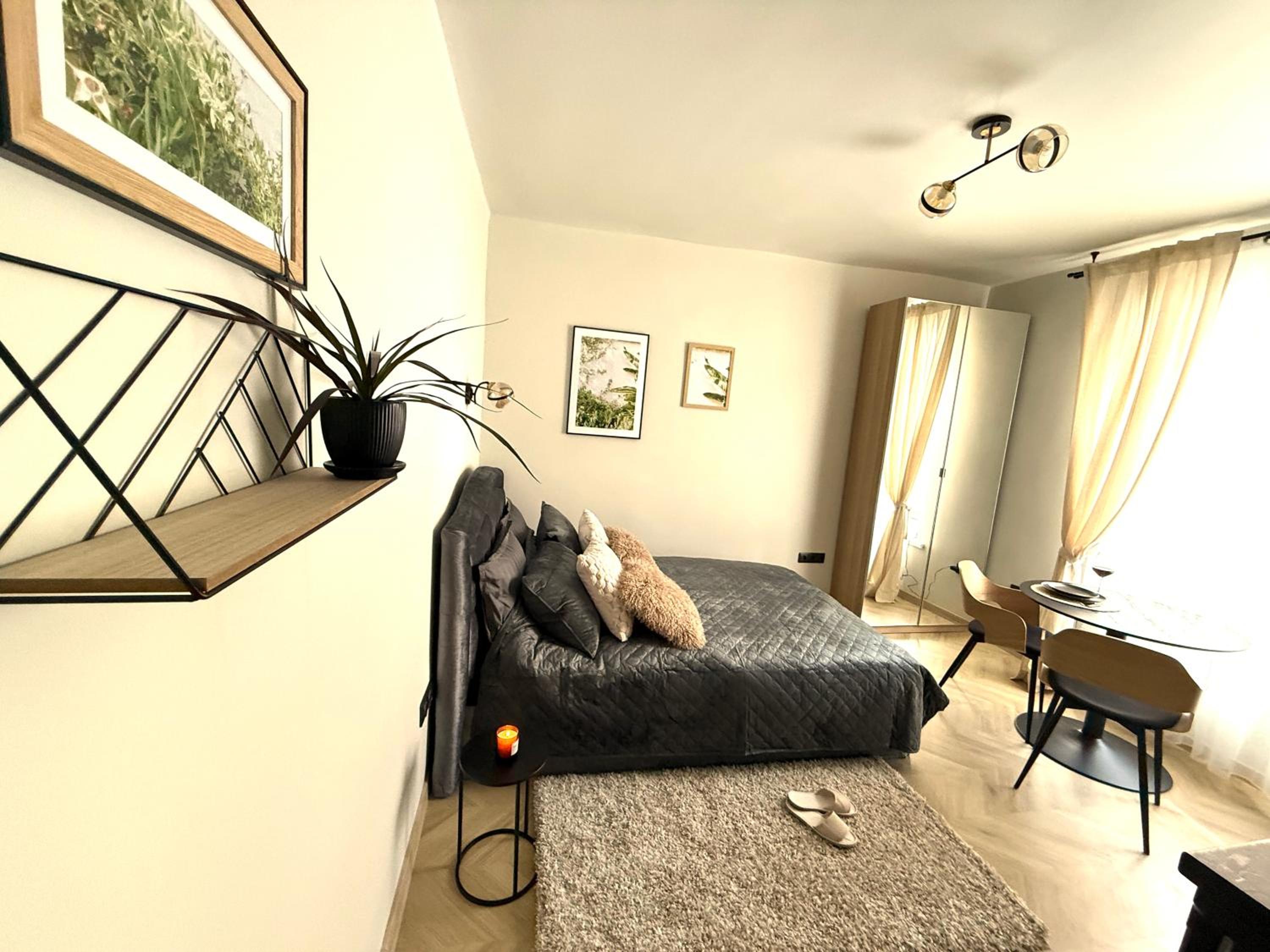 Bright and cozy next to park