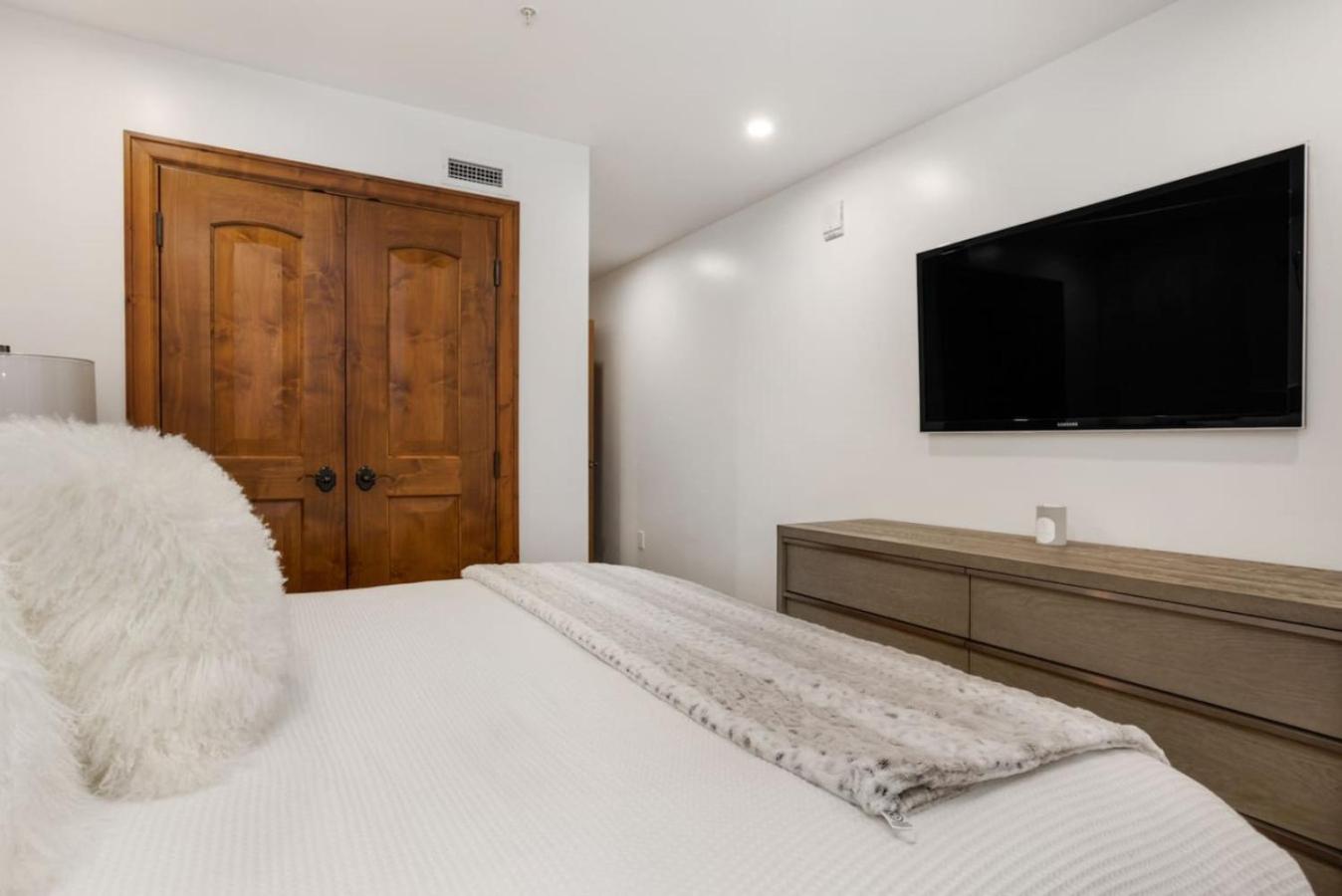 Ritz Carlton Luxe 3 bed 4 bath