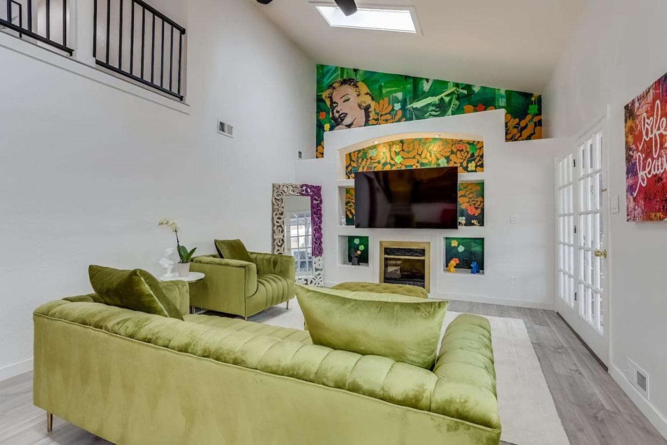 Pop Art Oasis with Karaoke Mini Golf Hot Tub and Pool