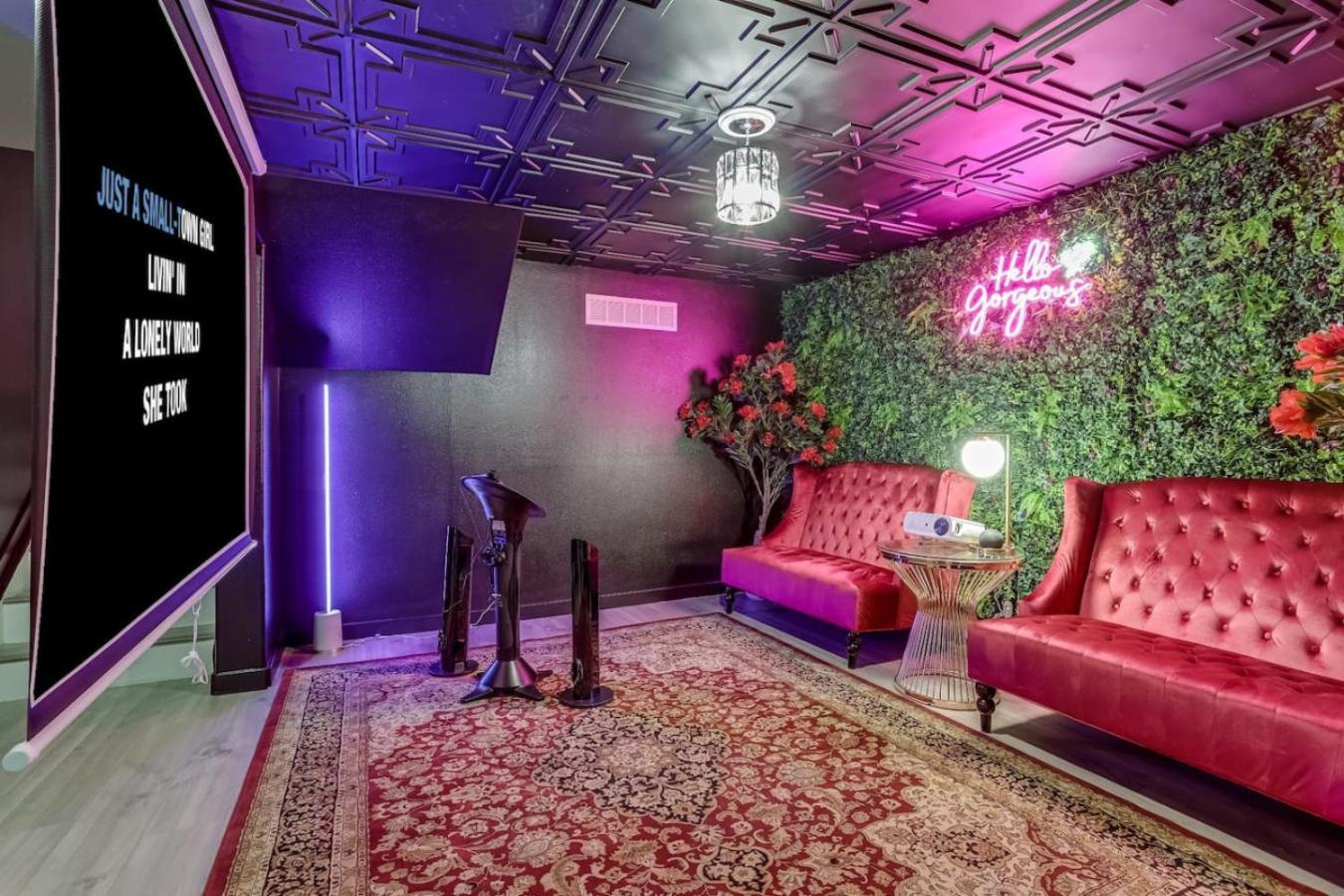 Pop Art Oasis with Karaoke Mini Golf Hot Tub and Pool