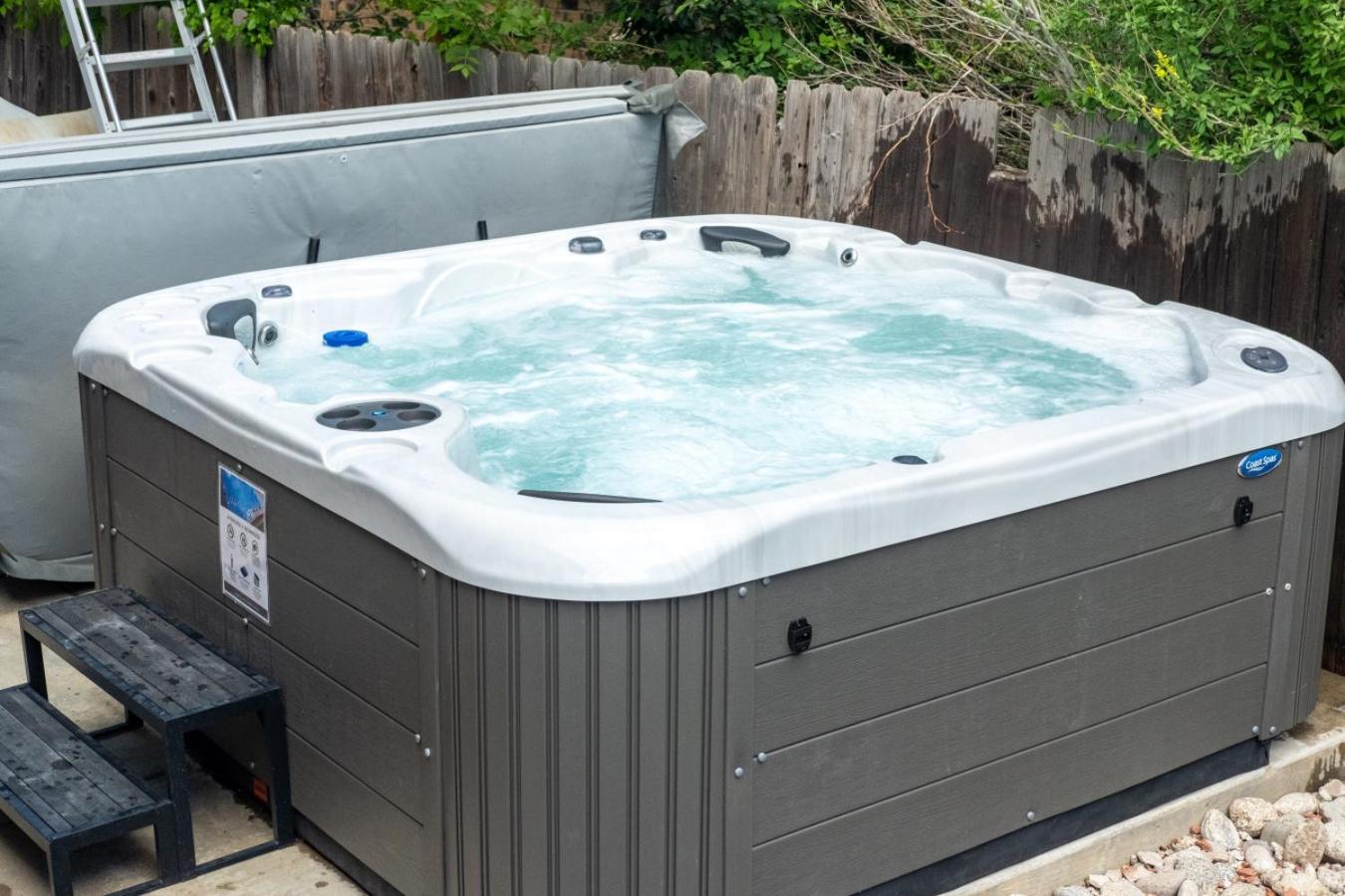 Pop Art Oasis with Karaoke Mini Golf Hot Tub and Pool
