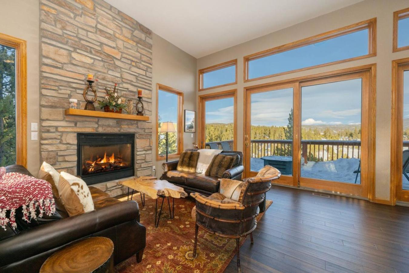 Stunning Mountain Retreat with View and Private Hot Tub