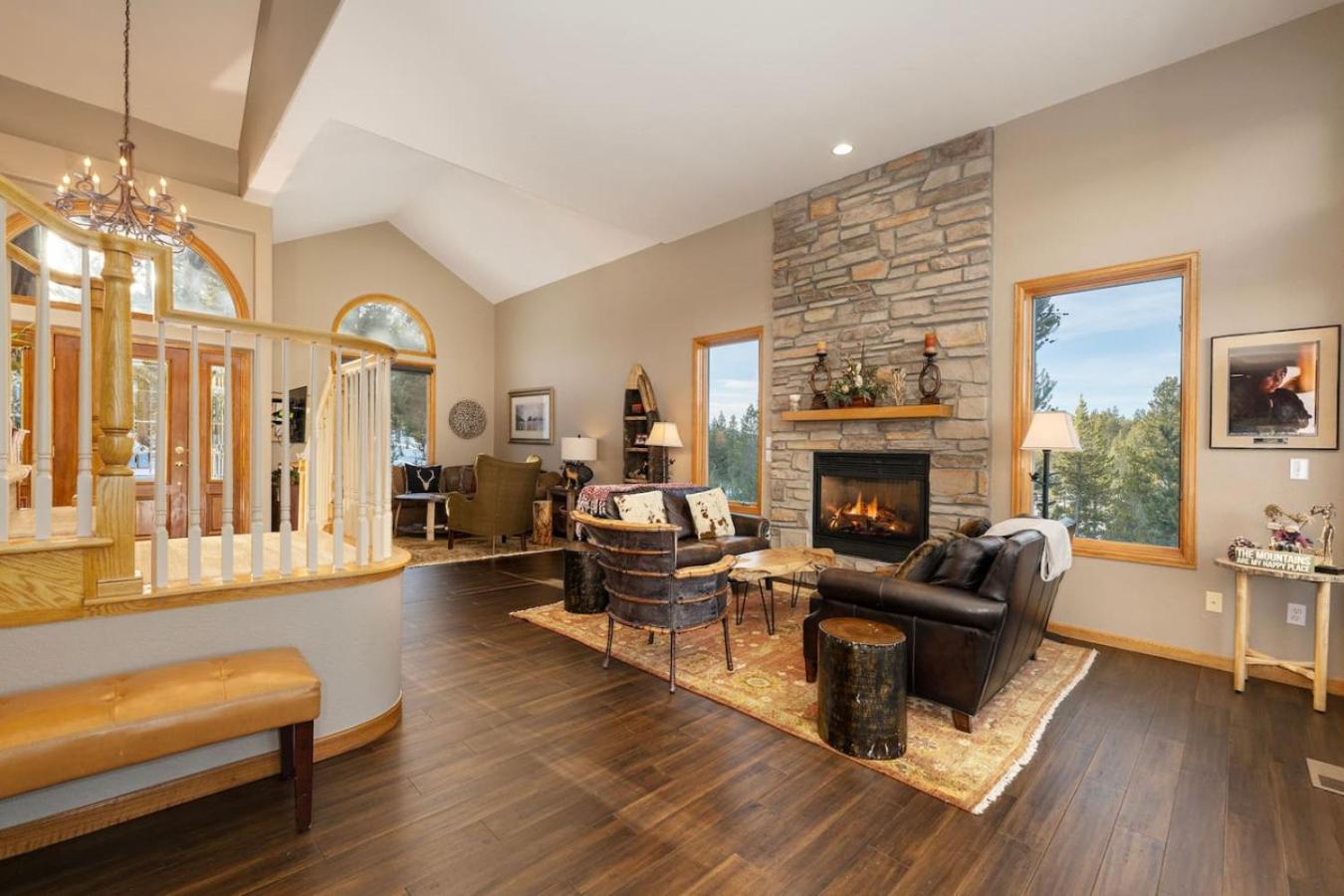 Stunning Mountain Retreat with View and Private Hot Tub
