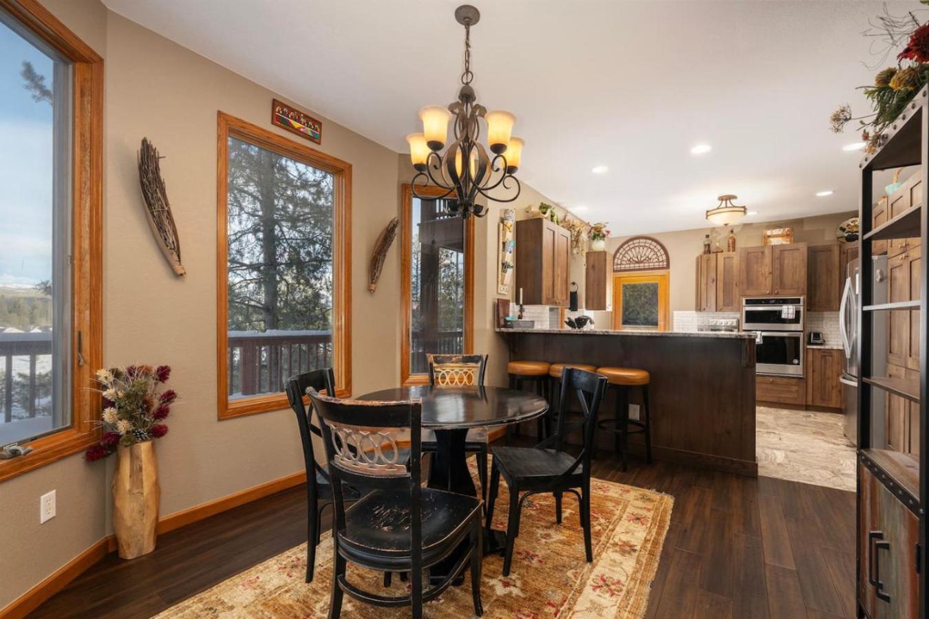 Stunning Mountain Retreat with View and Private Hot Tub