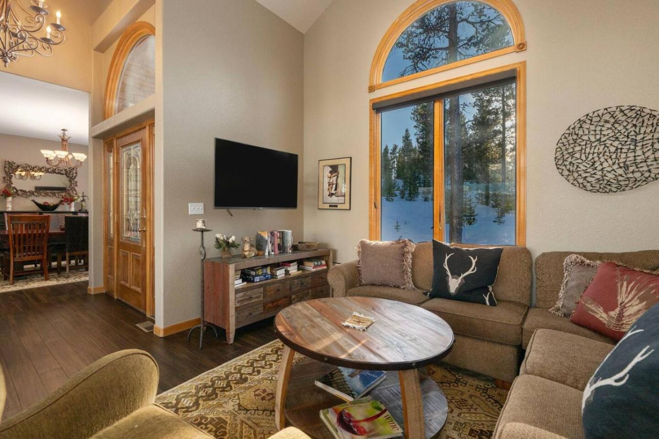 Stunning Mountain Retreat with View and Private Hot Tub