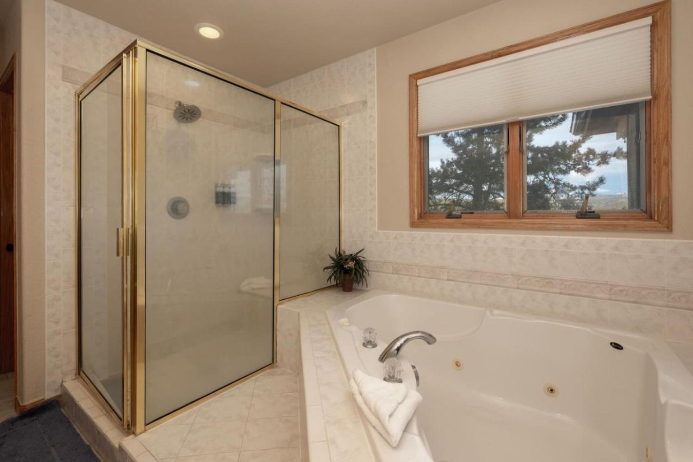 Stunning Mountain Retreat with View and Private Hot Tub