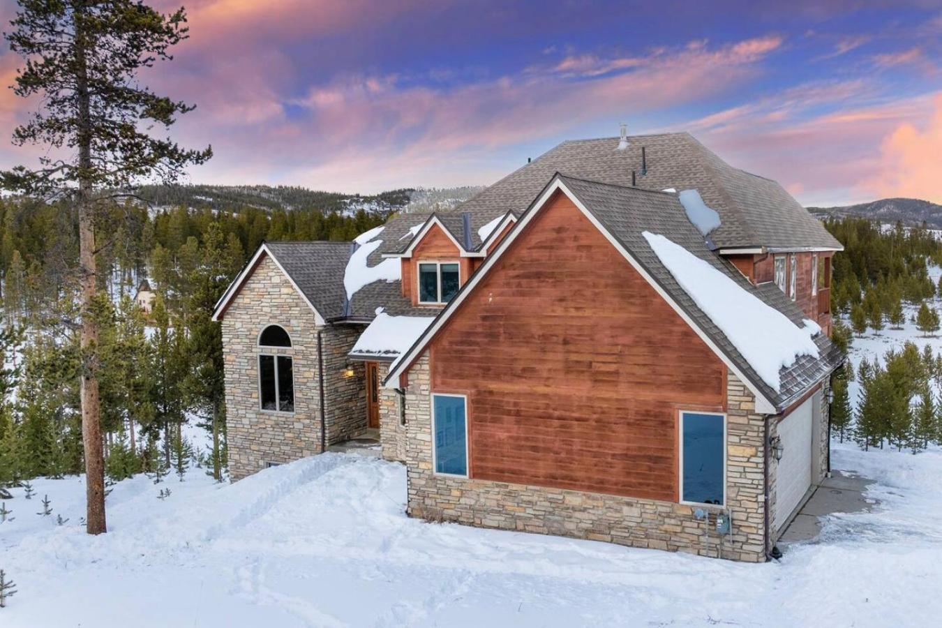 Stunning Mountain Retreat with View and Private Hot Tub