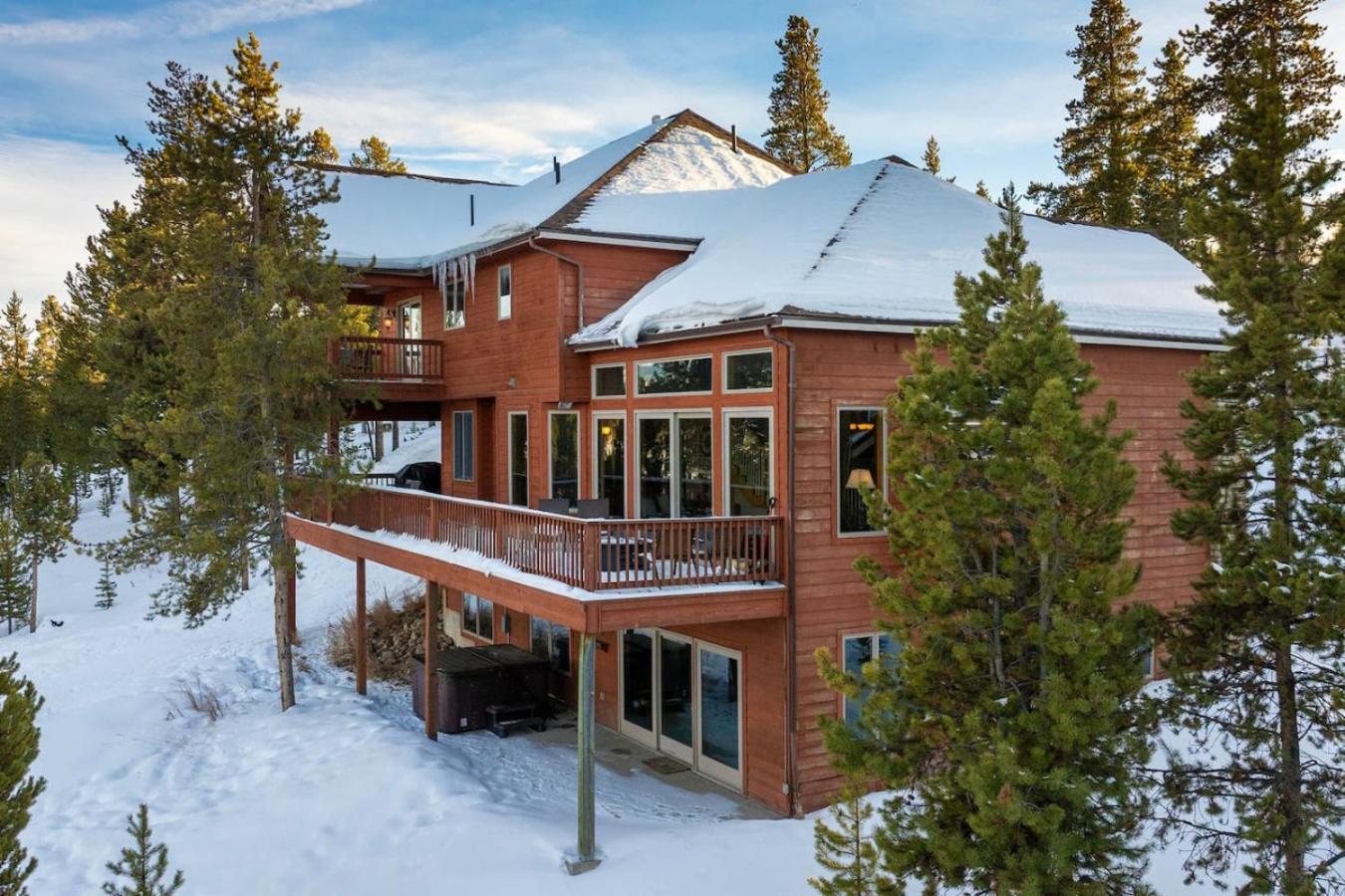 Stunning Mountain Retreat with View and Private Hot Tub
