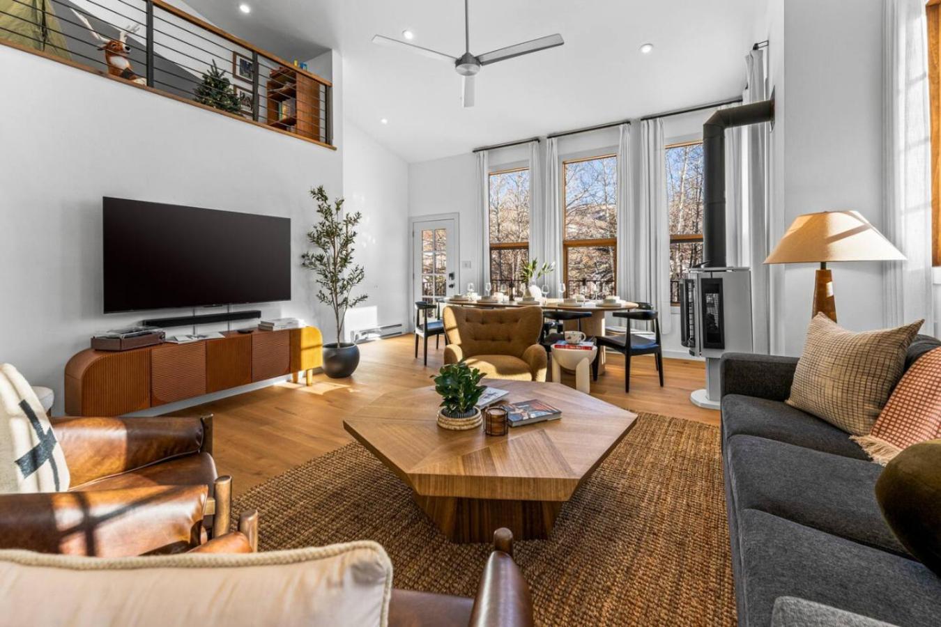 LUXE Loft Townhome HOT TUB
