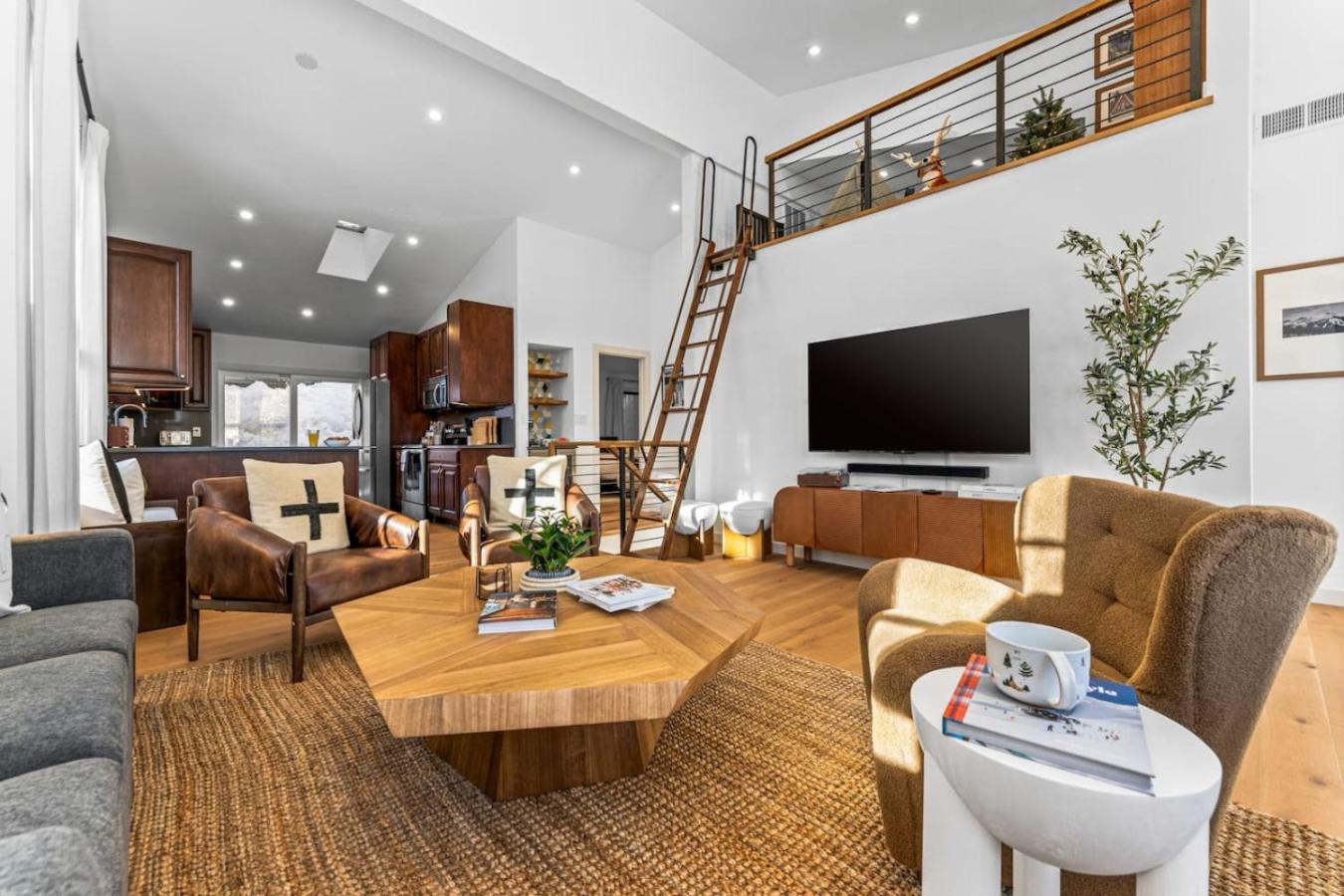 LUXE Loft Townhome HOT TUB