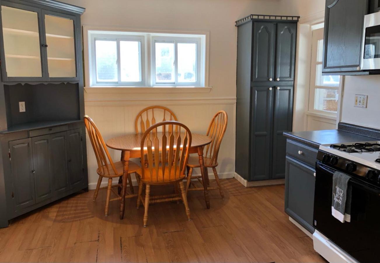 Private house with 3 bedrooms and 1 bathroom, free parking, convenient to NYC Manhattan bus and train, MetLife Stadium FIFA World Cup 35 minutes away