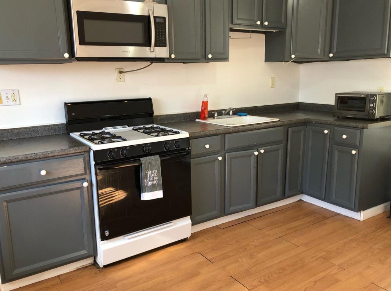 Private house with 3 bedrooms and 1 bathroom, free parking, convenient to NYC Manhattan bus and train, MetLife Stadium FIFA World Cup 35 minutes away
