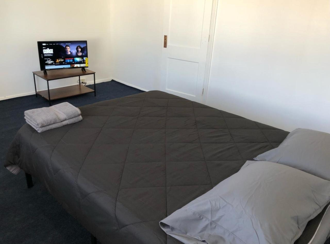 Private house with 3 bedrooms and 1 bathroom, free parking, convenient to NYC Manhattan bus and train, MetLife Stadium FIFA World Cup 35 minutes away