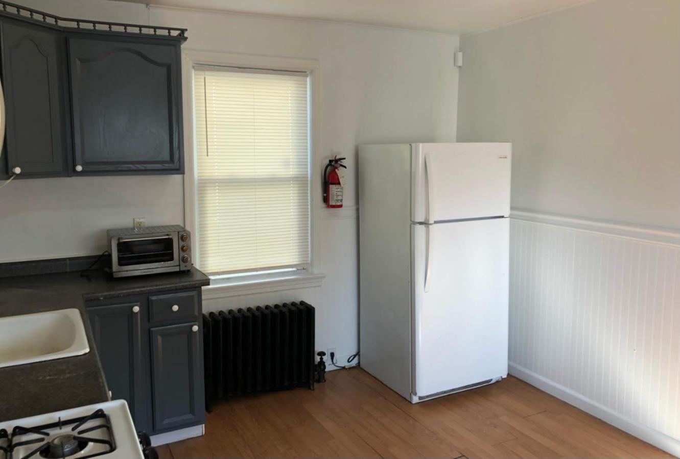 Private house with 3 bedrooms and 1 bathroom, free parking, convenient to NYC Manhattan bus and train, MetLife Stadium FIFA World Cup 35 minutes away