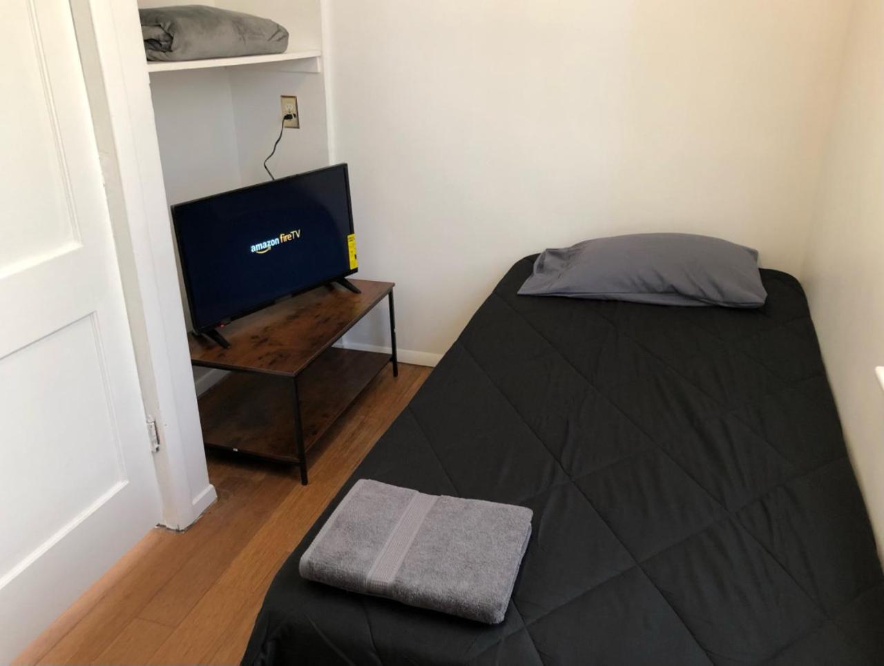 Private house with 3 bedrooms and 1 bathroom, free parking, convenient to NYC Manhattan bus and train, MetLife Stadium FIFA World Cup 35 minutes away