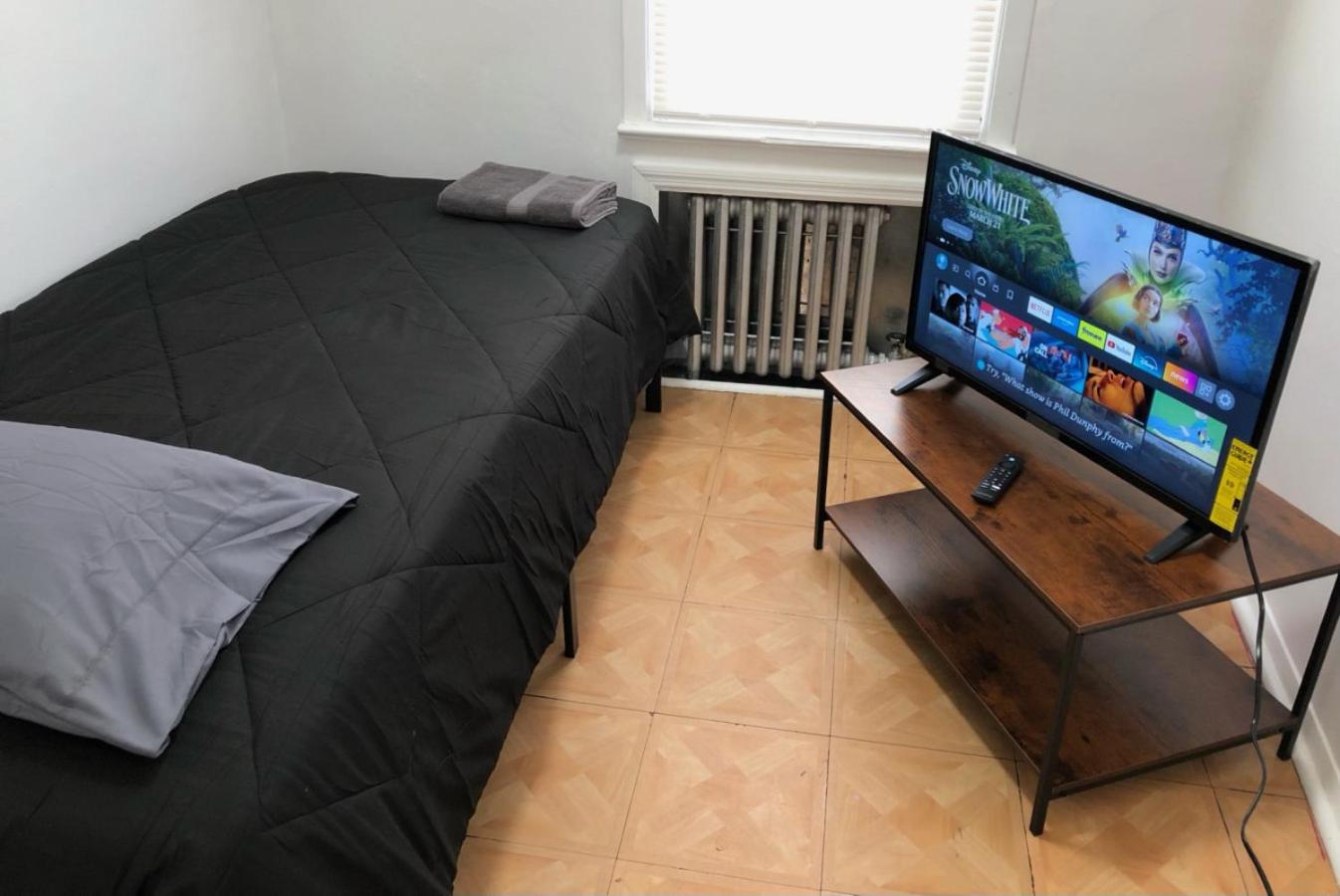 Private house with 3 bedrooms and 1 bathroom, free parking, convenient to NYC Manhattan bus and train, MetLife Stadium FIFA World Cup 35 minutes away
