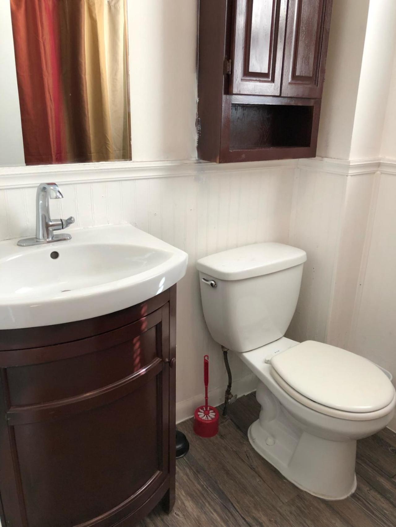 Private house with 3 bedrooms and 1 bathroom, free parking, convenient to NYC Manhattan bus and train, MetLife Stadium FIFA World Cup 35 minutes away