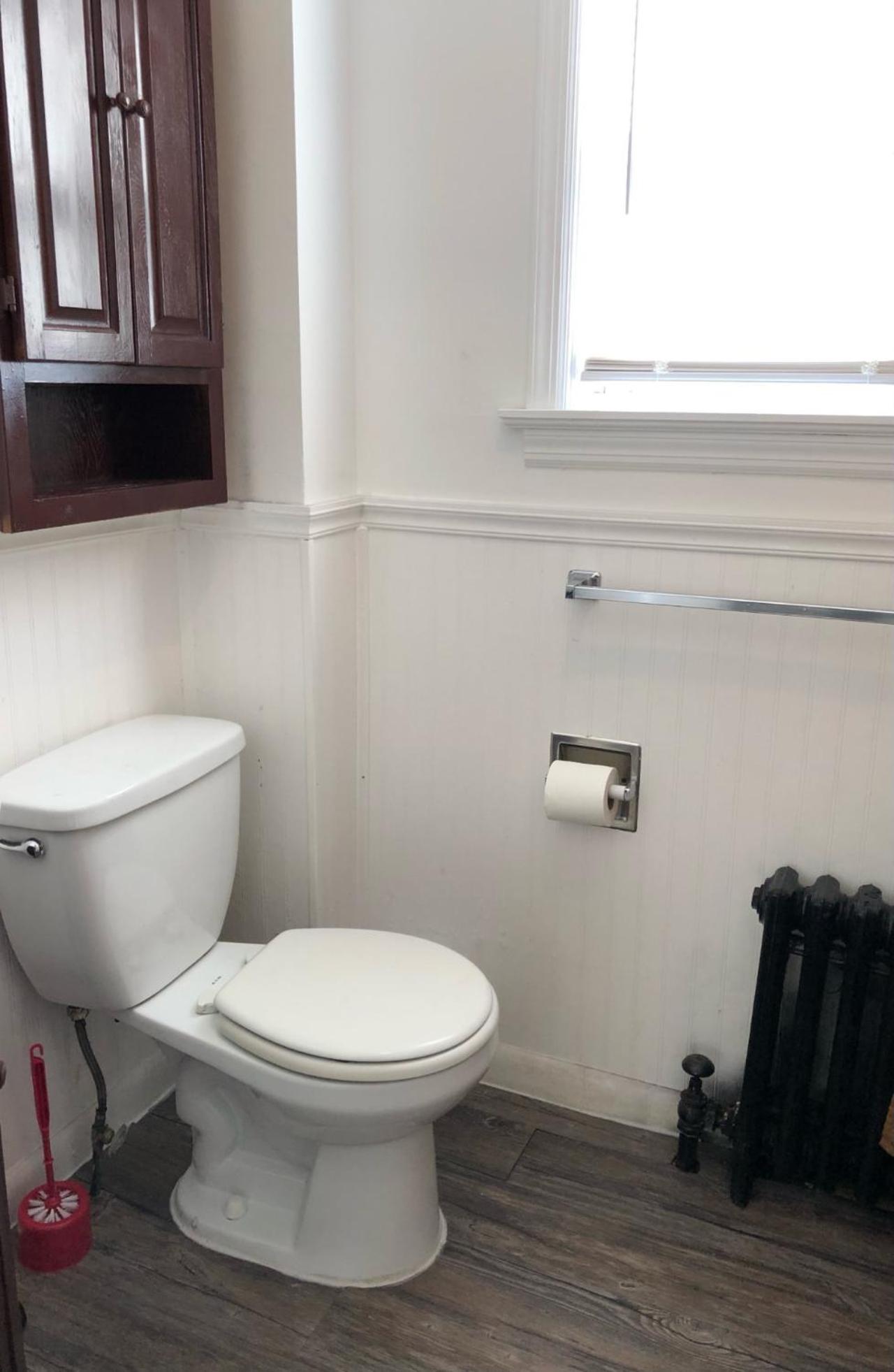Private house with 3 bedrooms and 1 bathroom, free parking, convenient to NYC Manhattan bus and train, MetLife Stadium FIFA World Cup 35 minutes away