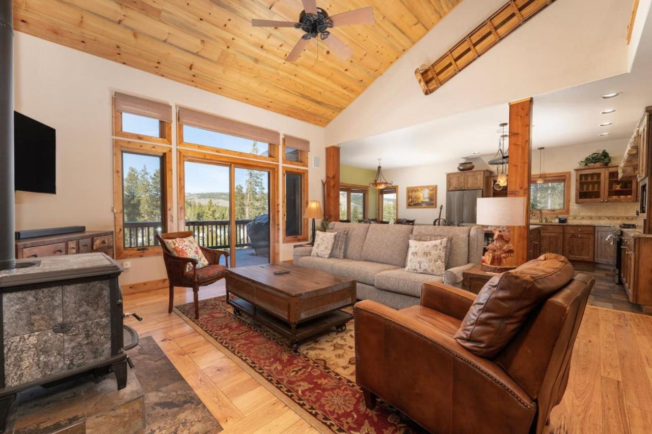 Wagon Ranch Ultimate Retreat with Hot Tub