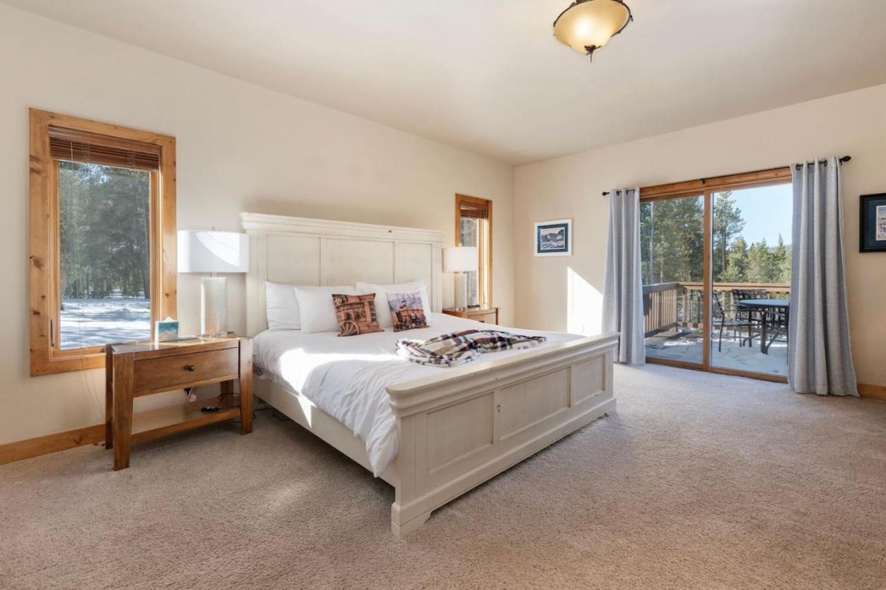 Wagon Ranch Ultimate Retreat with Hot Tub