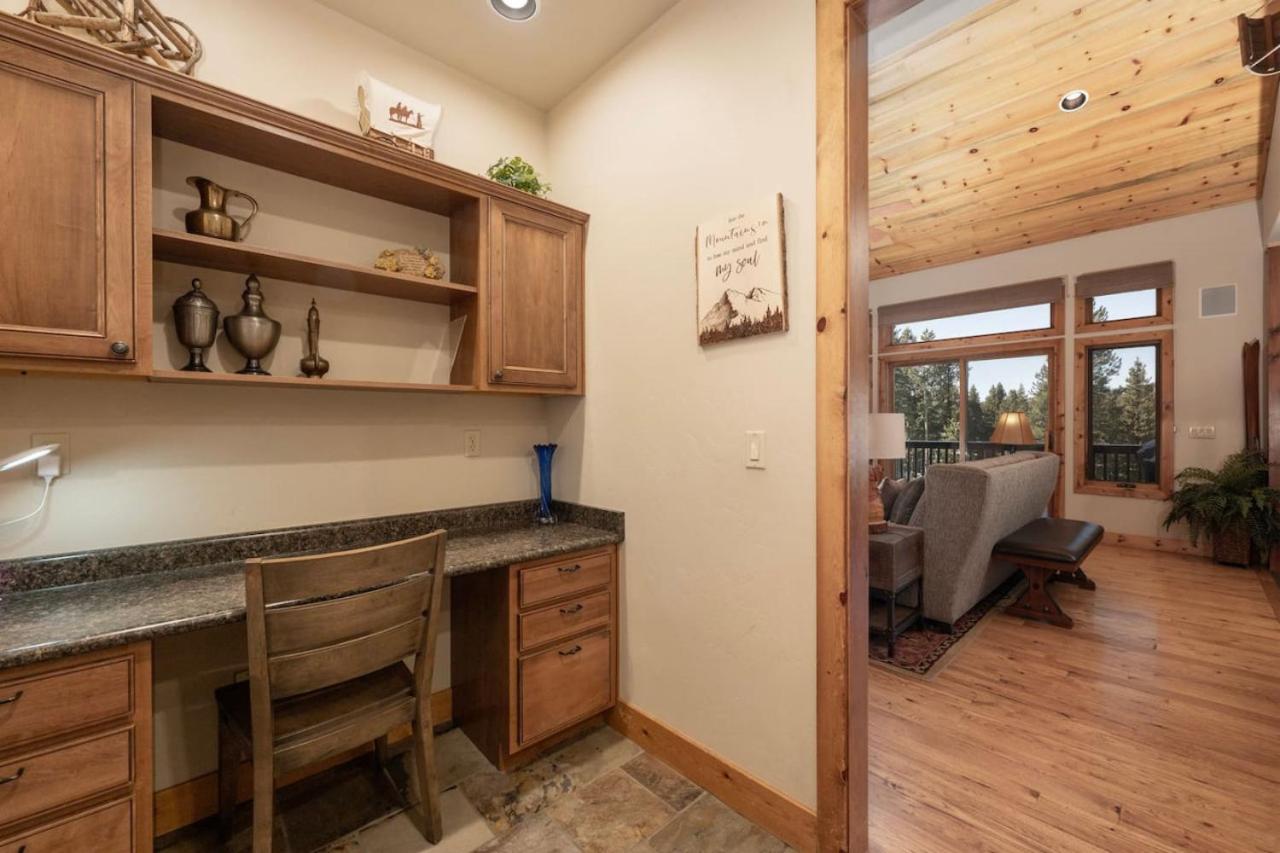 Wagon Ranch Ultimate Retreat with Hot Tub
