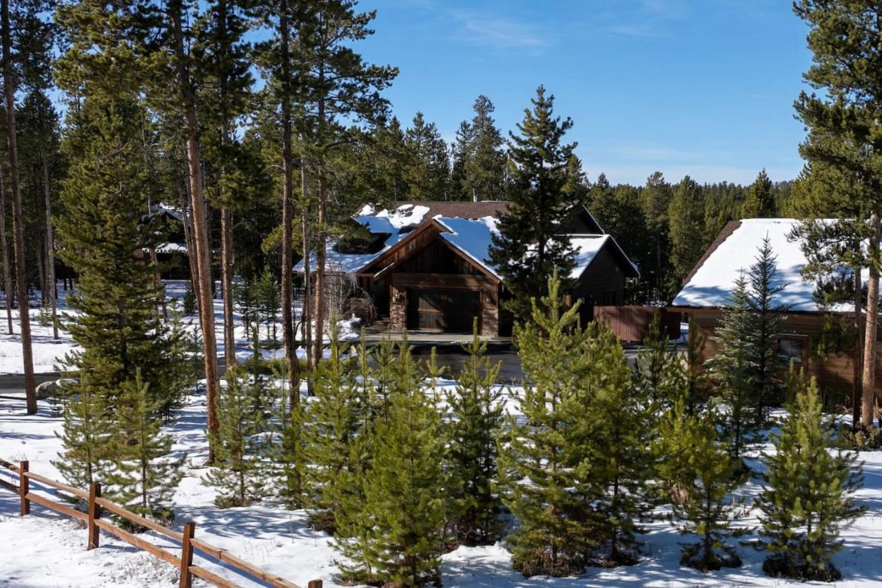 Wagon Ranch Ultimate Retreat with Hot Tub
