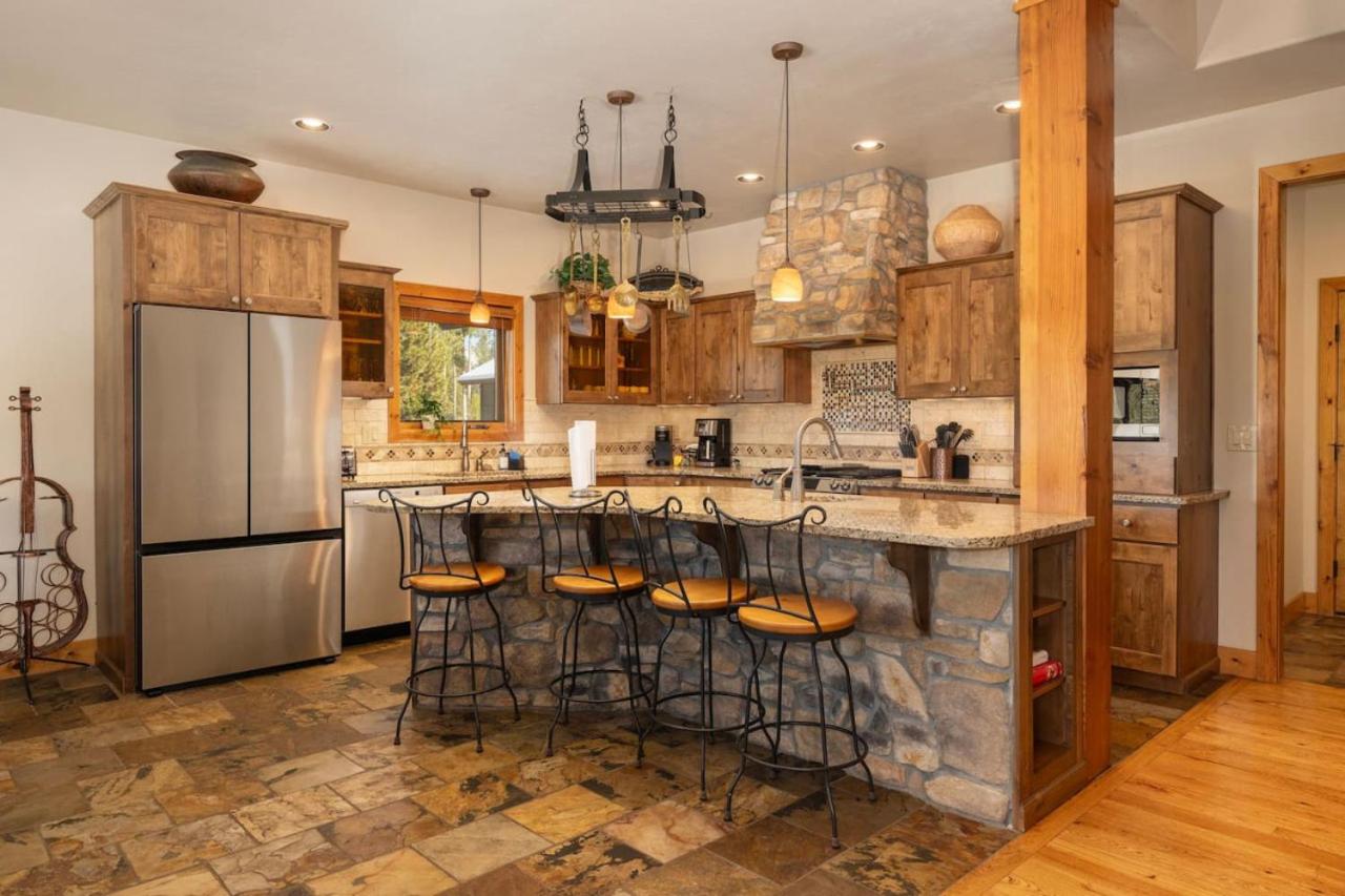 Wagon Ranch Ultimate Retreat with Hot Tub