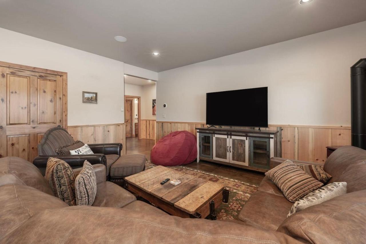 Wagon Ranch Ultimate Retreat with Hot Tub