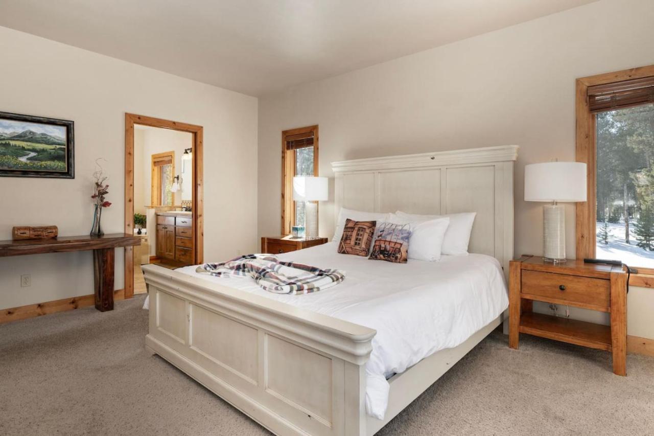 Wagon Ranch Ultimate Retreat with Hot Tub