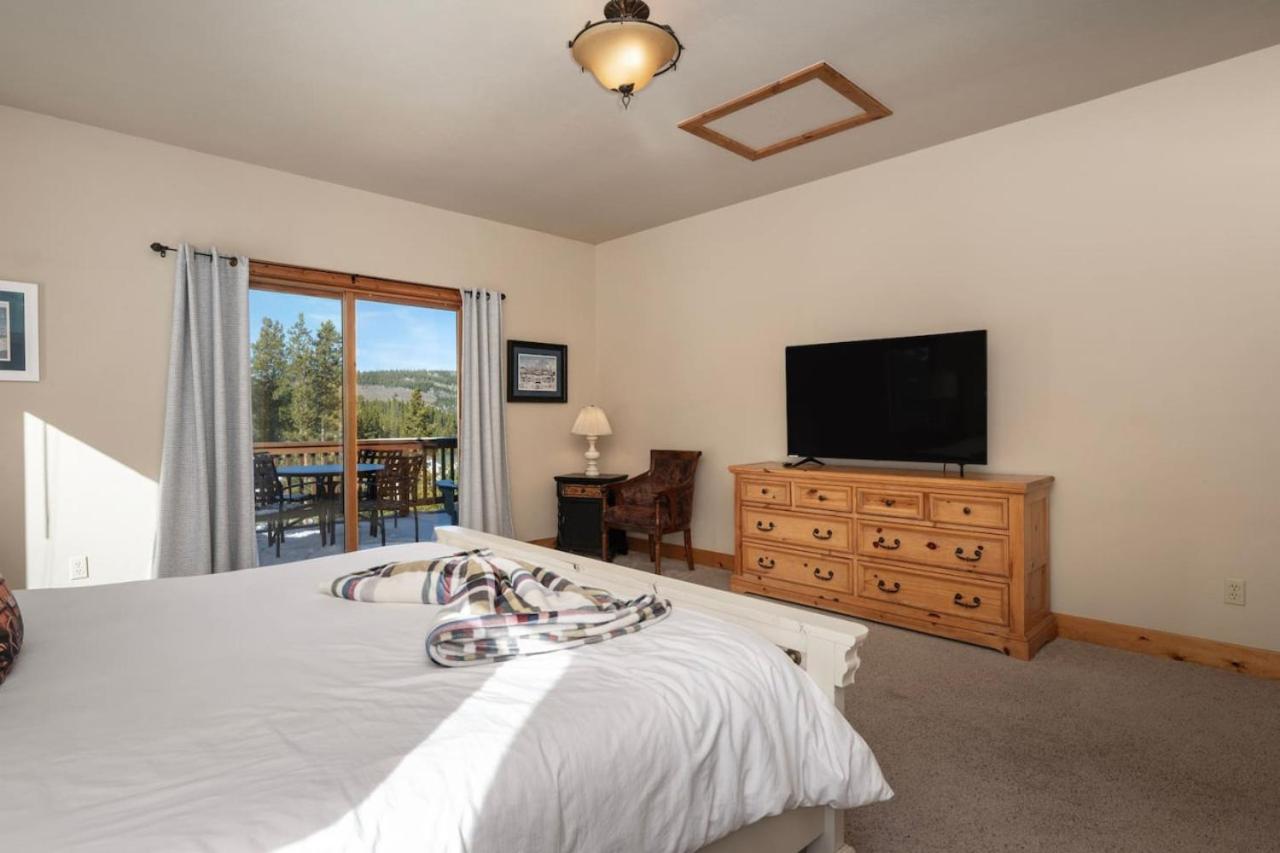 Wagon Ranch Ultimate Retreat with Hot Tub