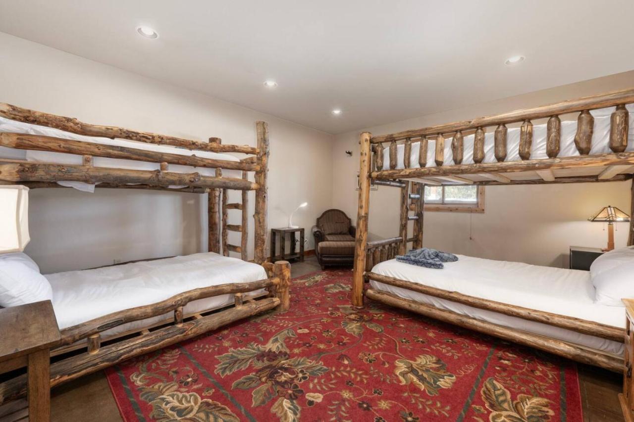 Wagon Ranch Ultimate Retreat with Hot Tub