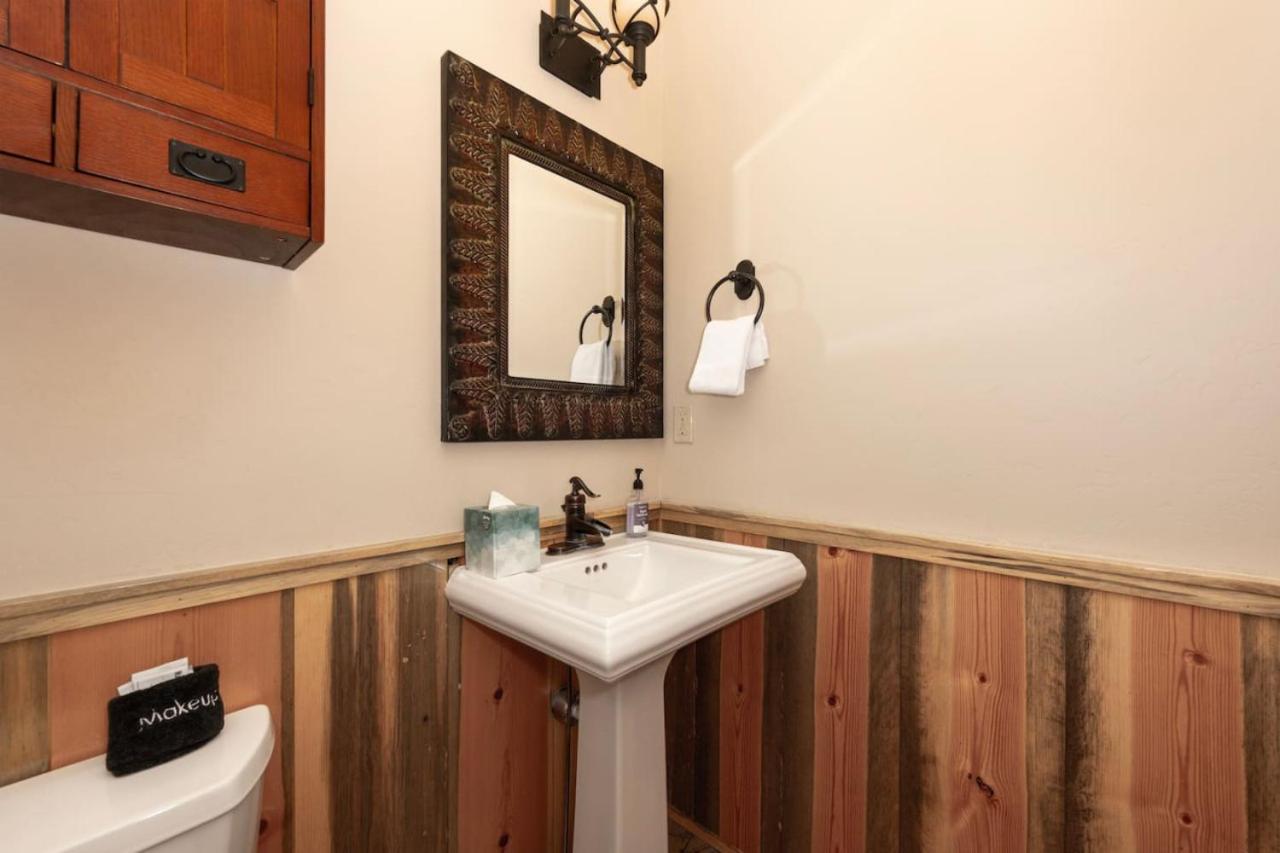 Wagon Ranch Ultimate Retreat with Hot Tub