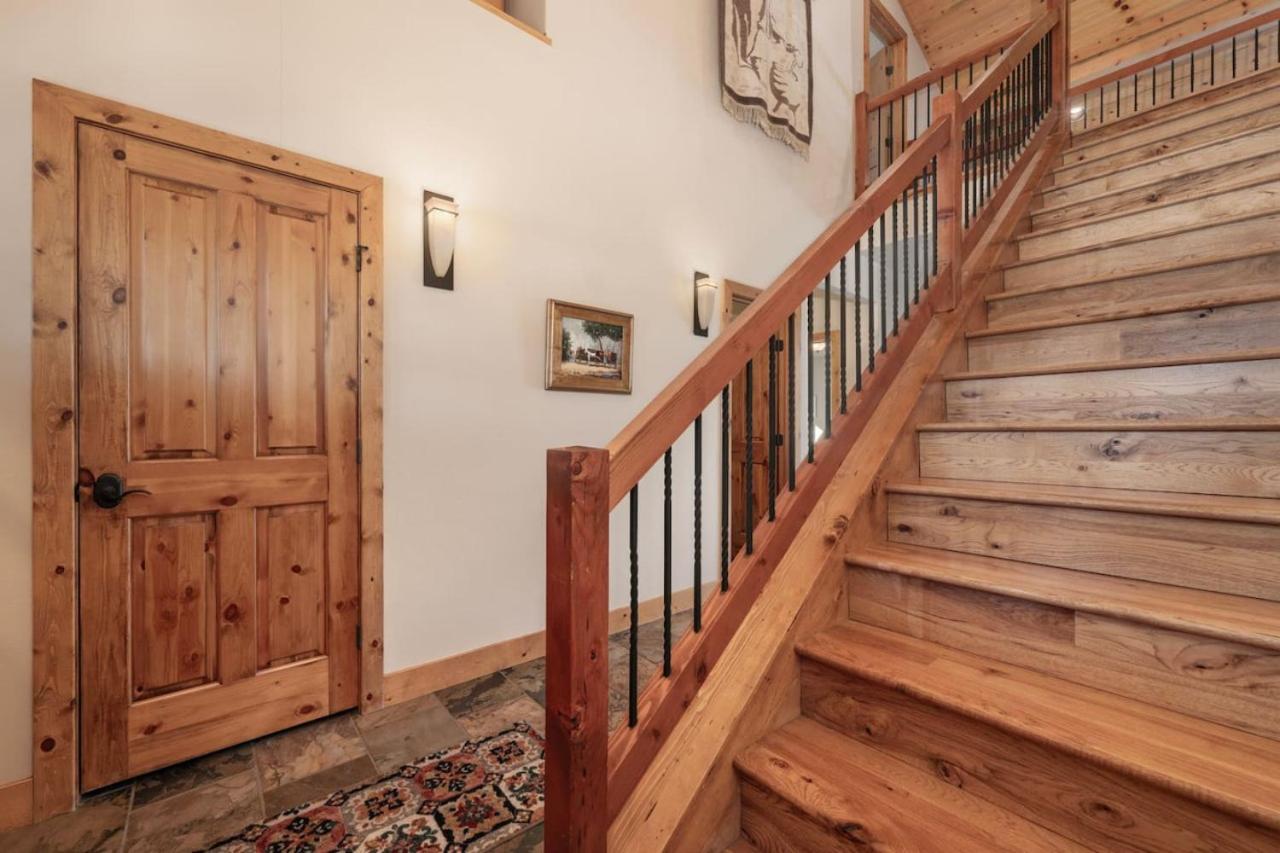 Wagon Ranch Ultimate Retreat with Hot Tub
