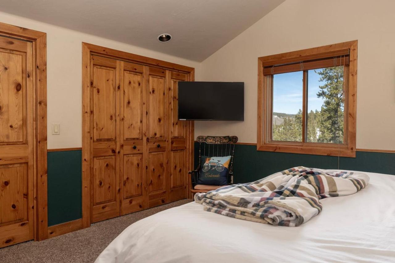 Wagon Ranch Ultimate Retreat with Hot Tub