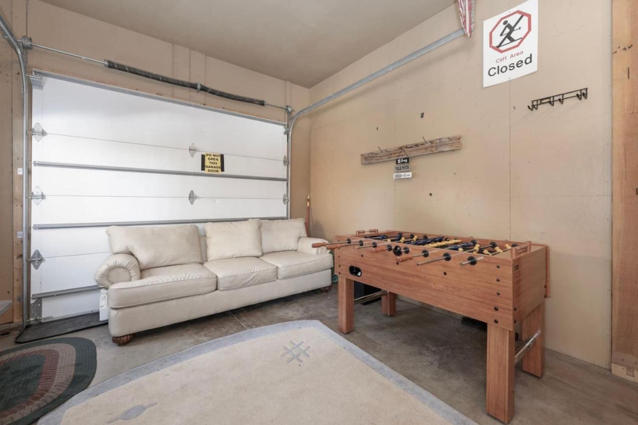 Wagon Ranch Ultimate Retreat with Hot Tub