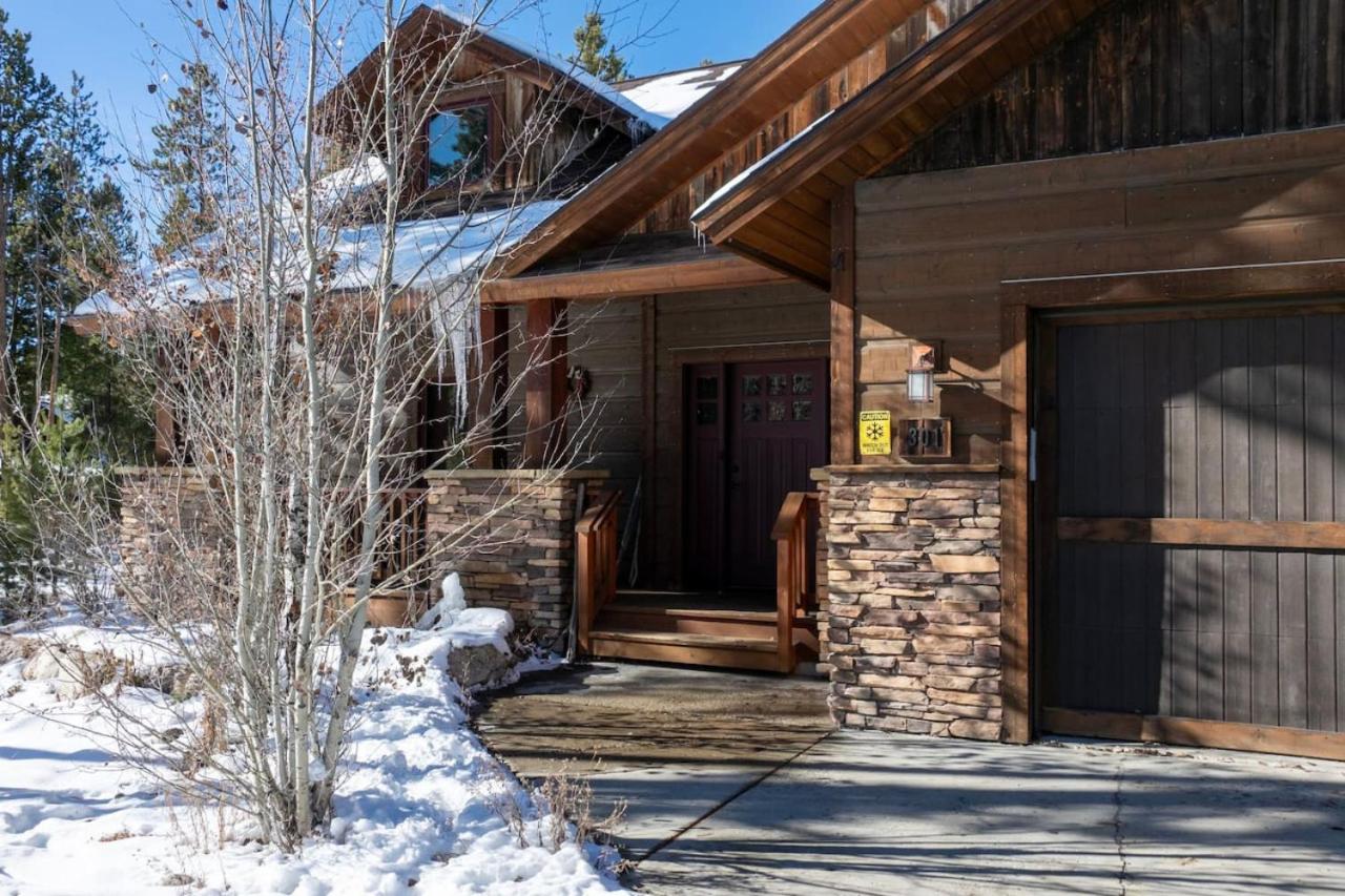 Wagon Ranch Ultimate Retreat with Hot Tub